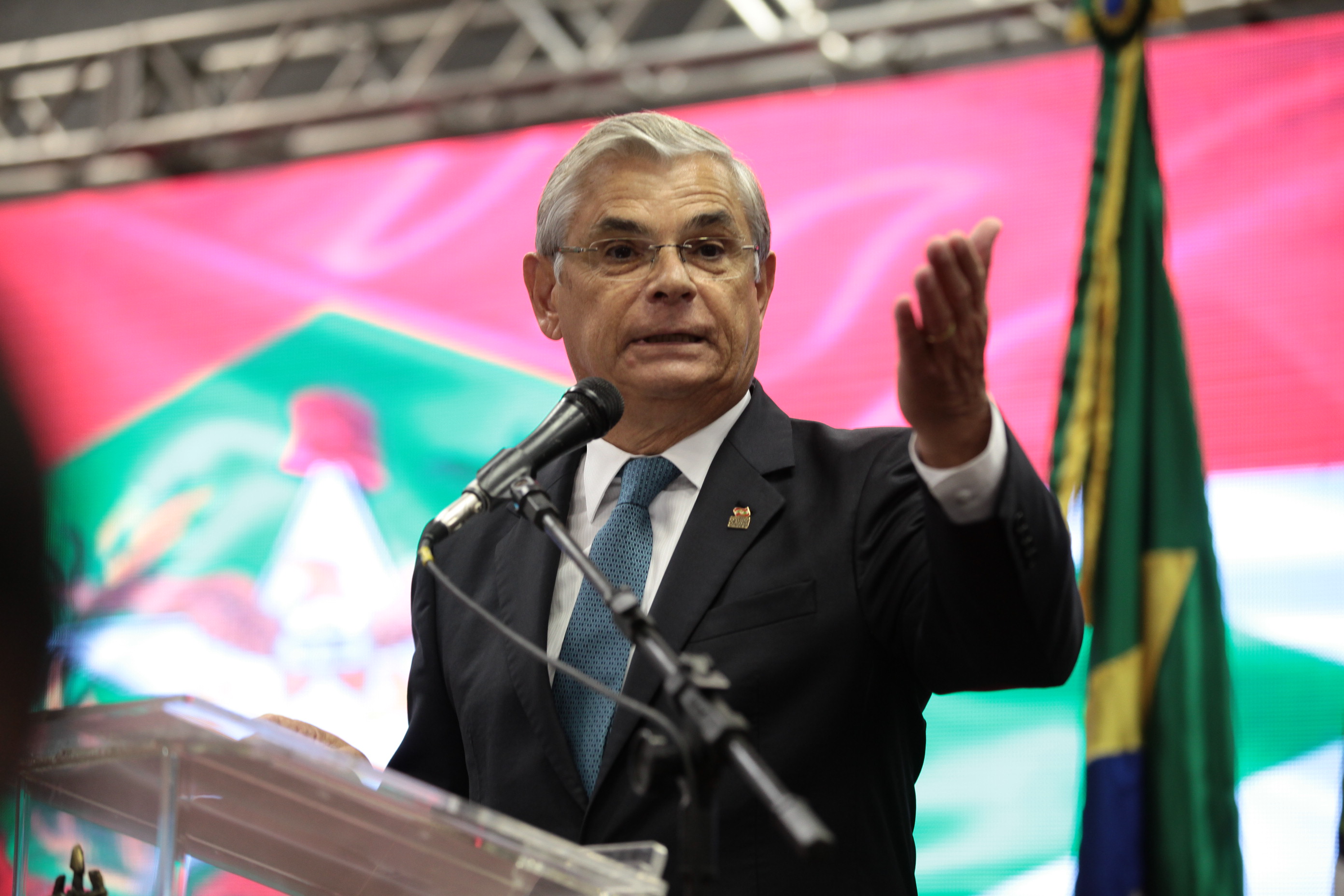 Raimundo Colombo licencia-se e Pinho Moreira Assume Governo.