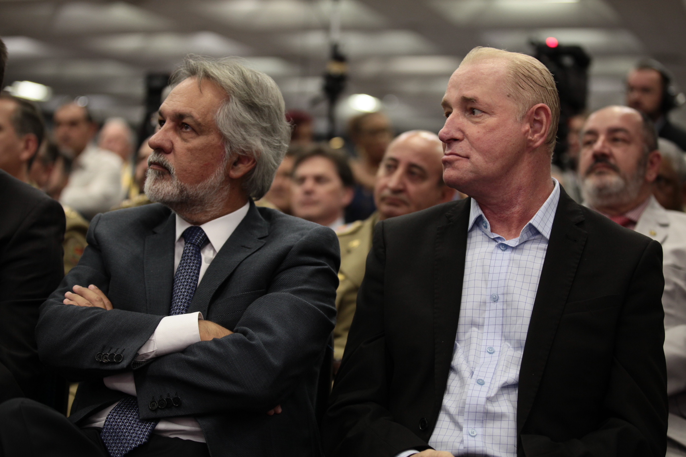 Raimundo Colombo licencia-se e Pinho Moreira Assume Governo.