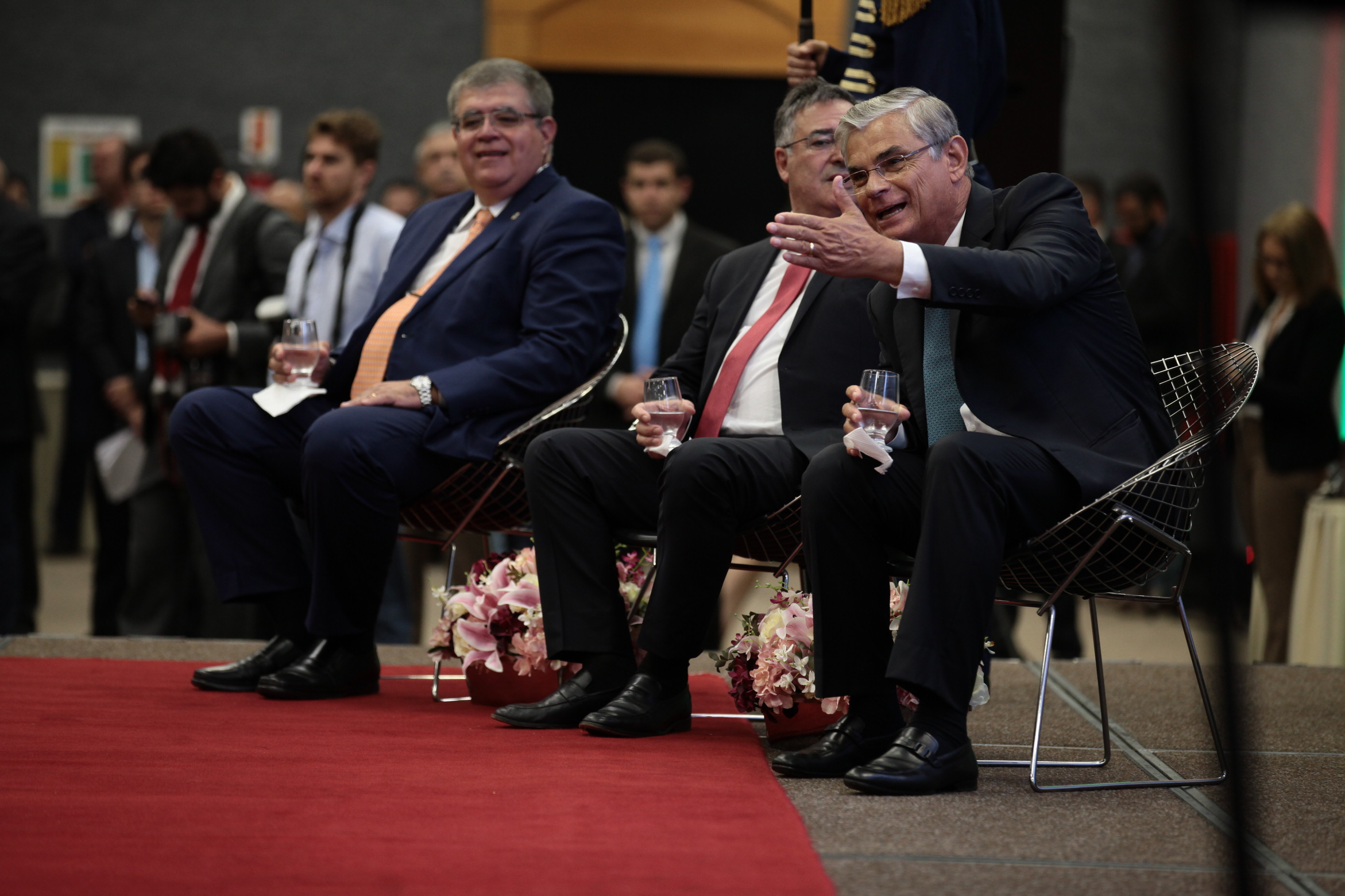 Raimundo Colombo licencia-se e Pinho Moreira Assume Governo.