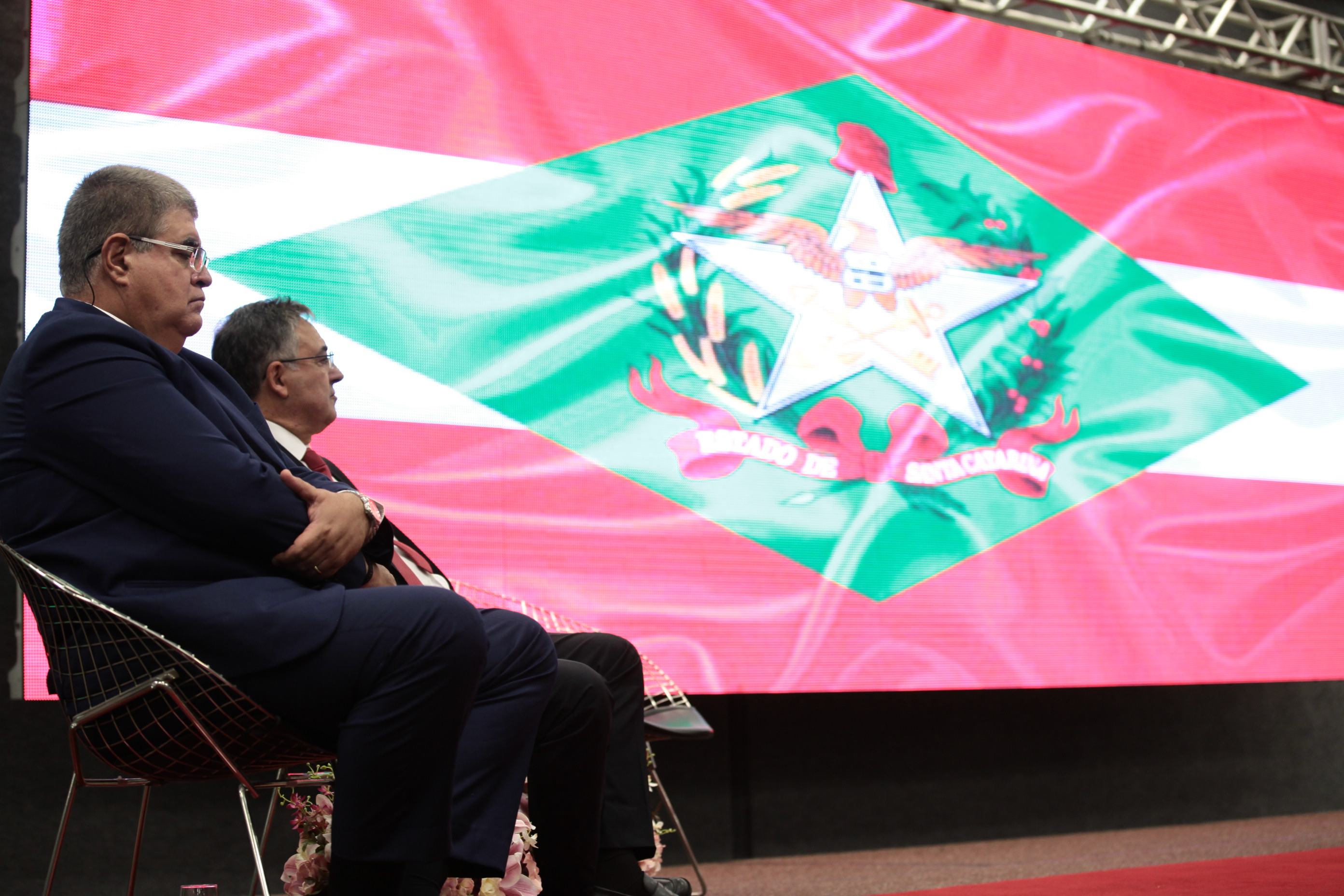 Raimundo Colombo licencia-se e Pinho Moreira Assume Governo.