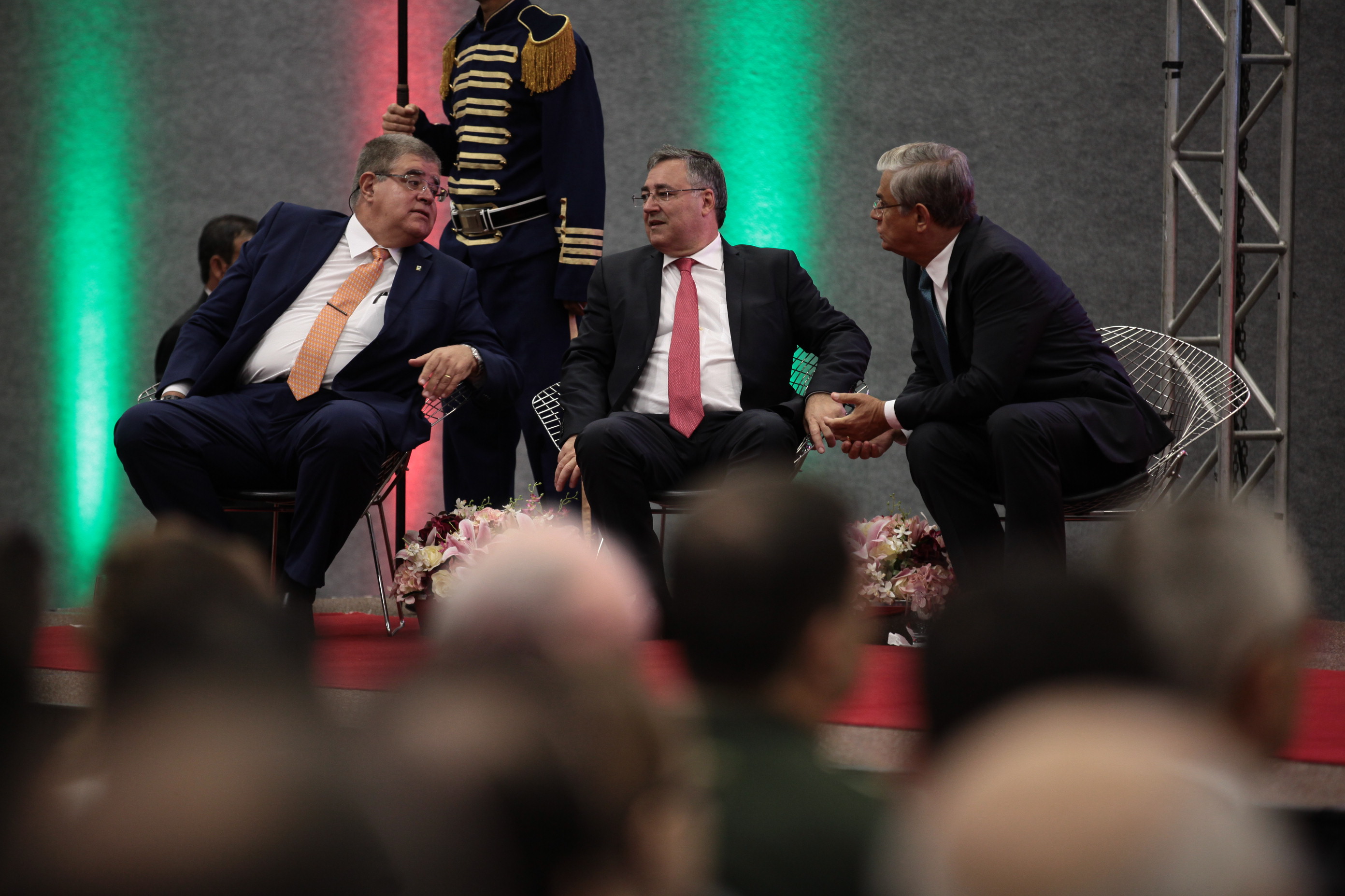 Raimundo Colombo licencia-se e Pinho Moreira Assume Governo.