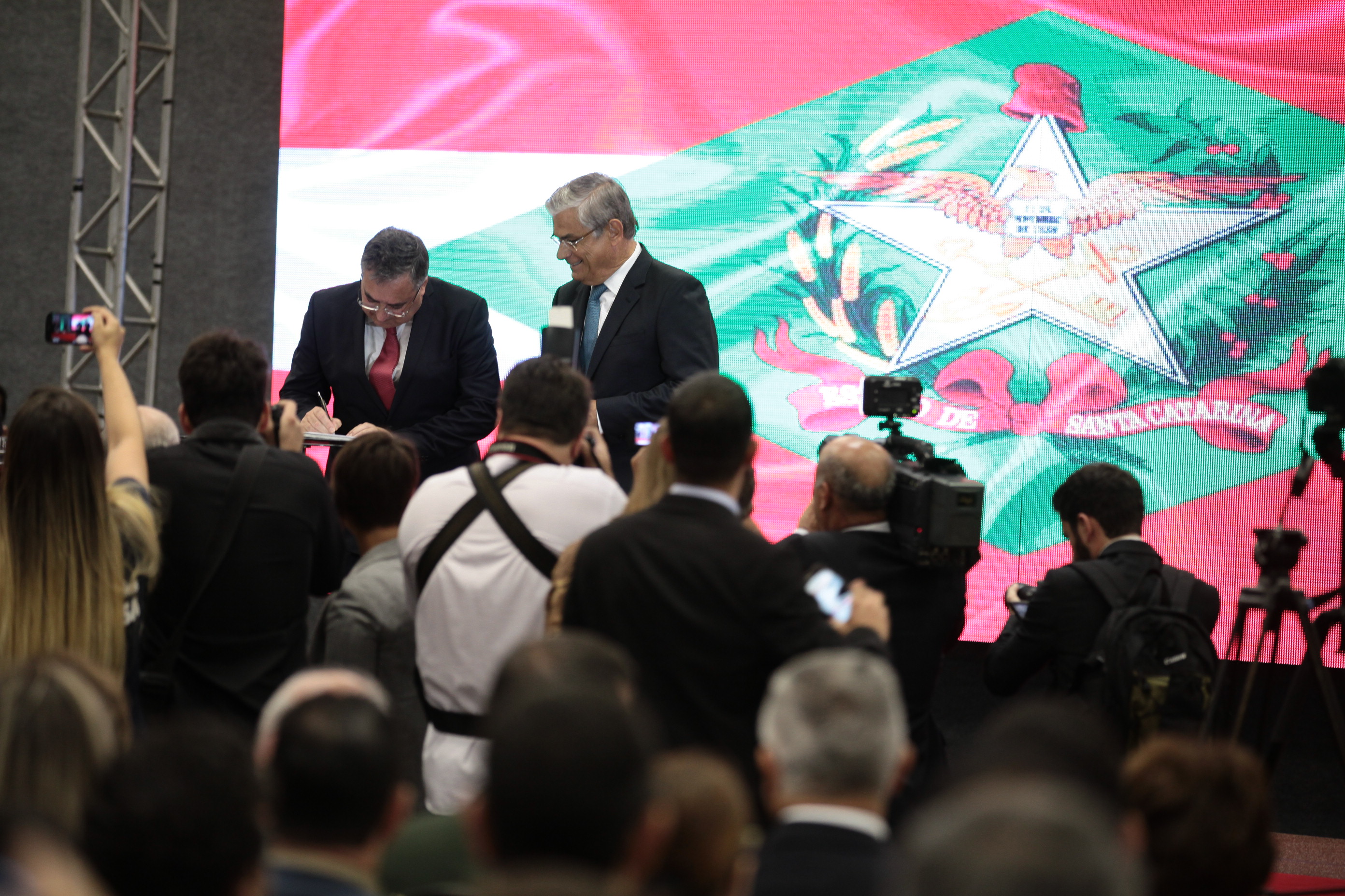 Raimundo Colombo licencia-se e Pinho Moreira Assume Governo.