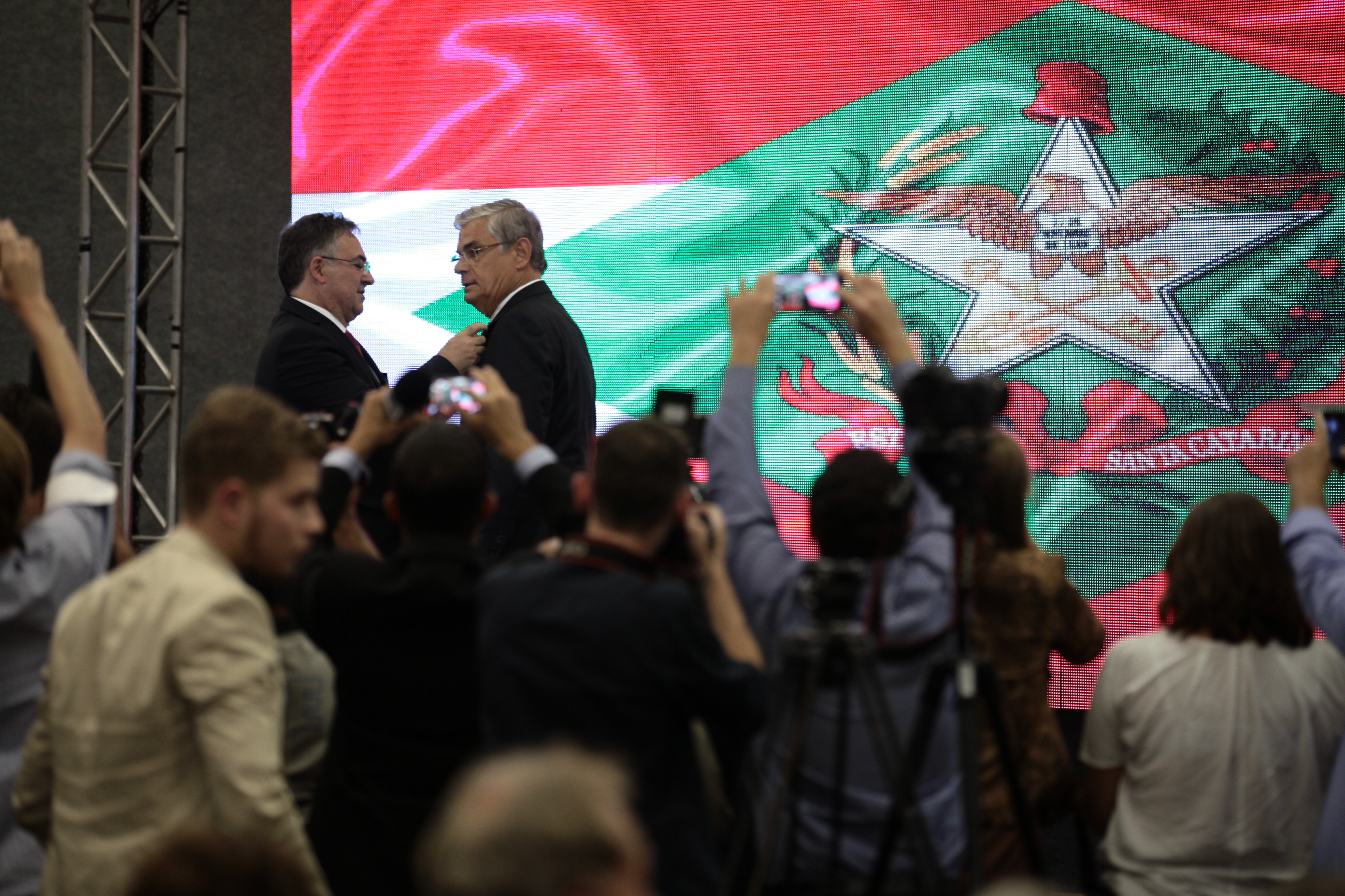 Raimundo Colombo licencia-se e Pinho Moreira Assume Governo.