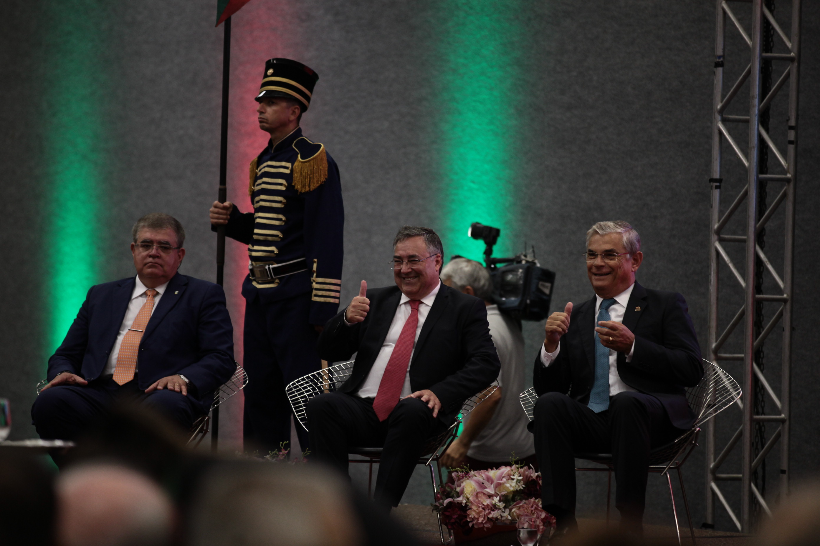 Raimundo Colombo licencia-se e Pinho Moreira Assume Governo.