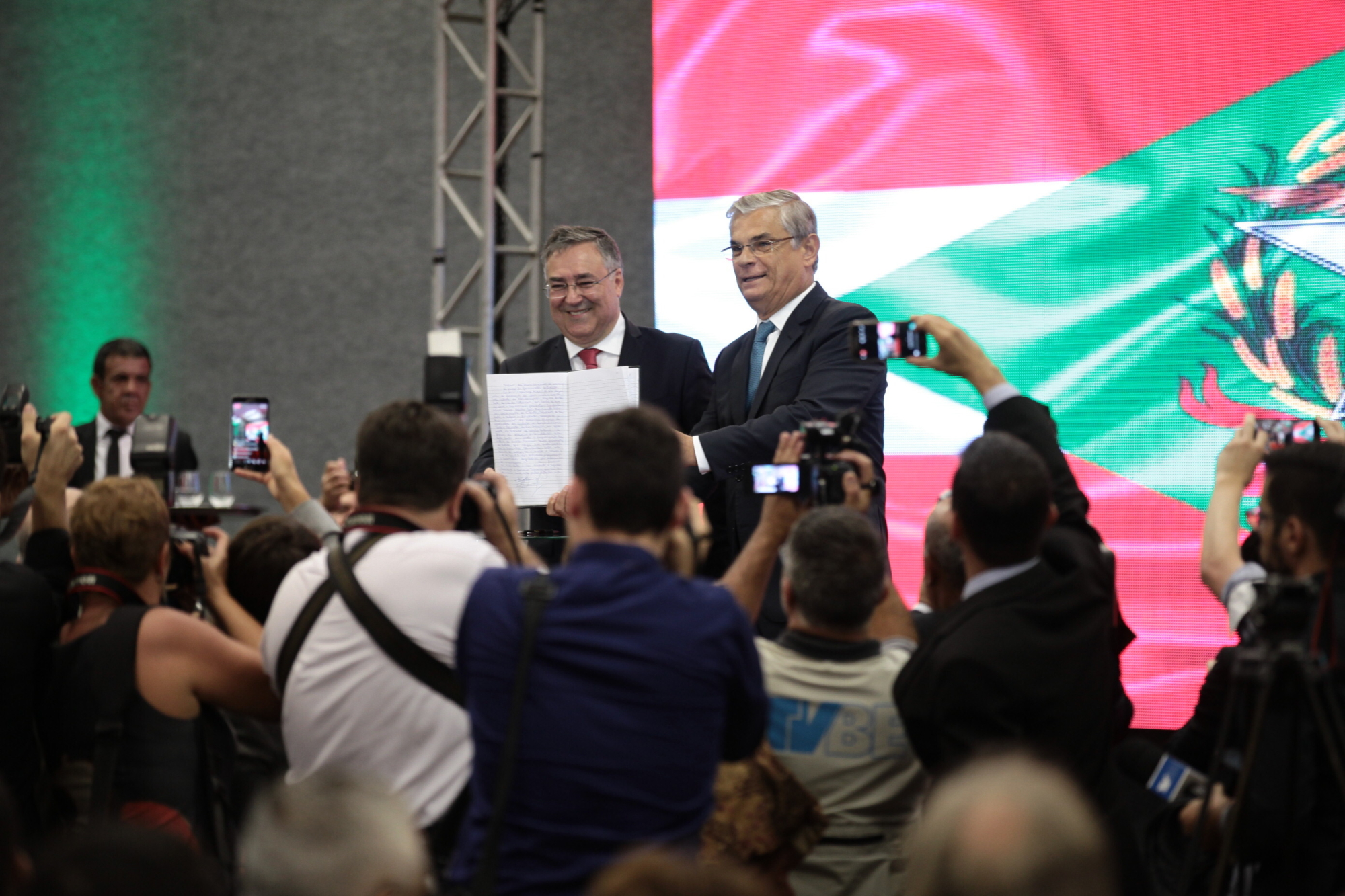 Pinho Moreira assume o governo de SC em ato solene na capital