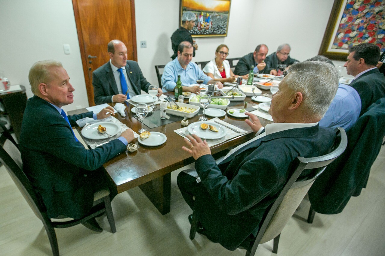 Udo Dohler, prefeito de Joinville, em encontro com a bancada do MDB