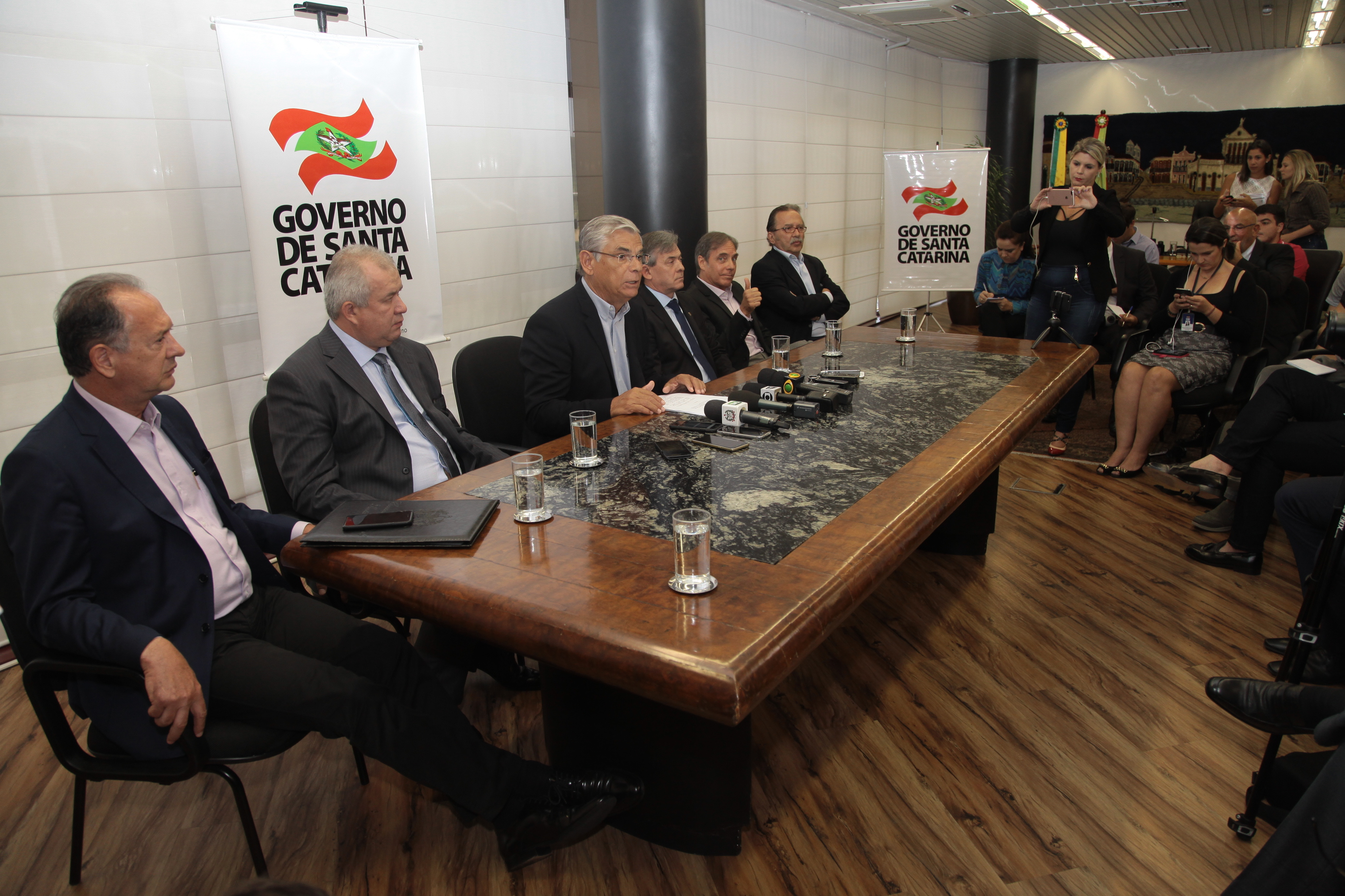 Coletiva do Governador em Exercício Eduardo Pinho Moreira.