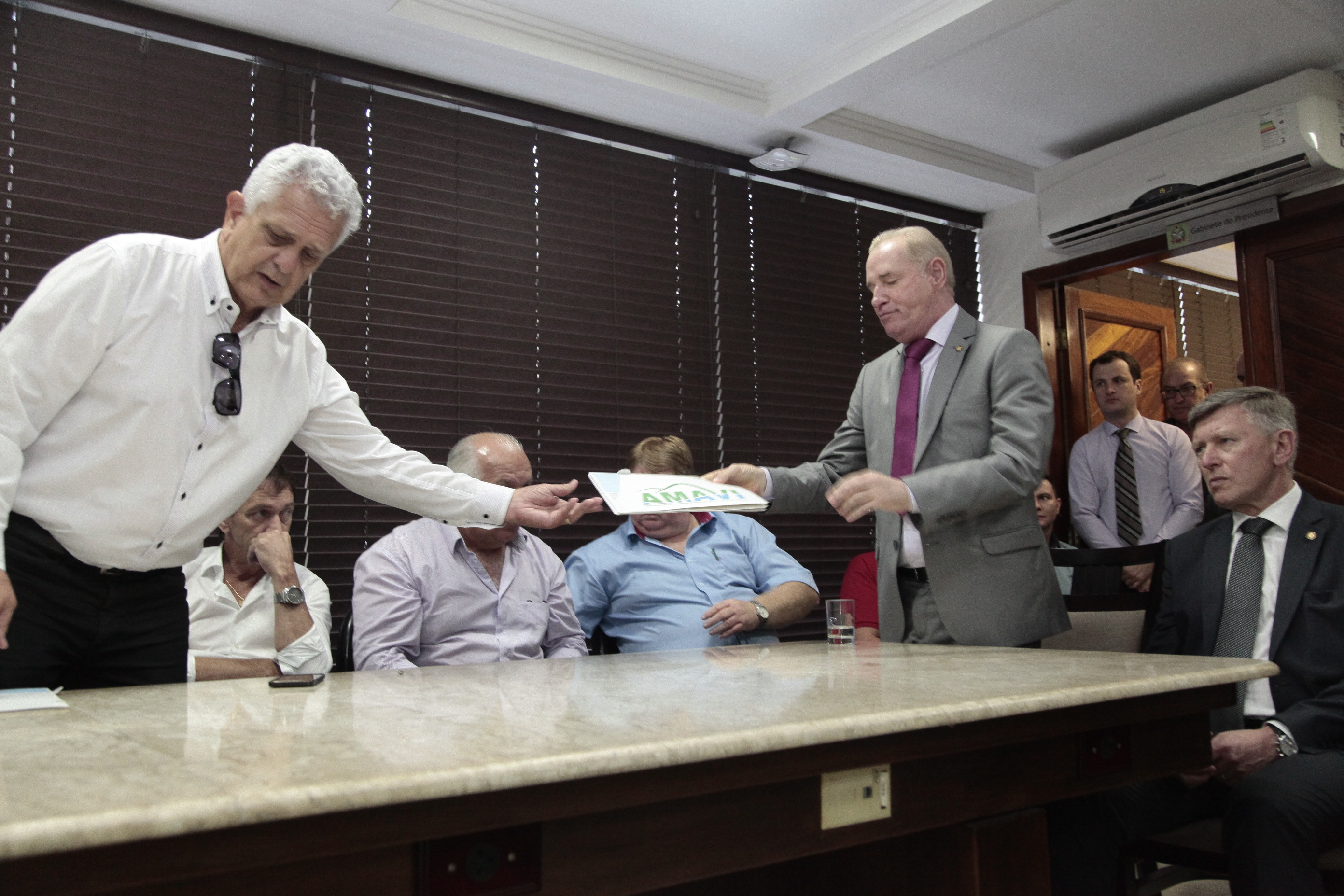 Presidente Aldo Schneider Recebe Prefeitos da AMAVI, Associação dos Municípios do Alto Vale do Itajaí.