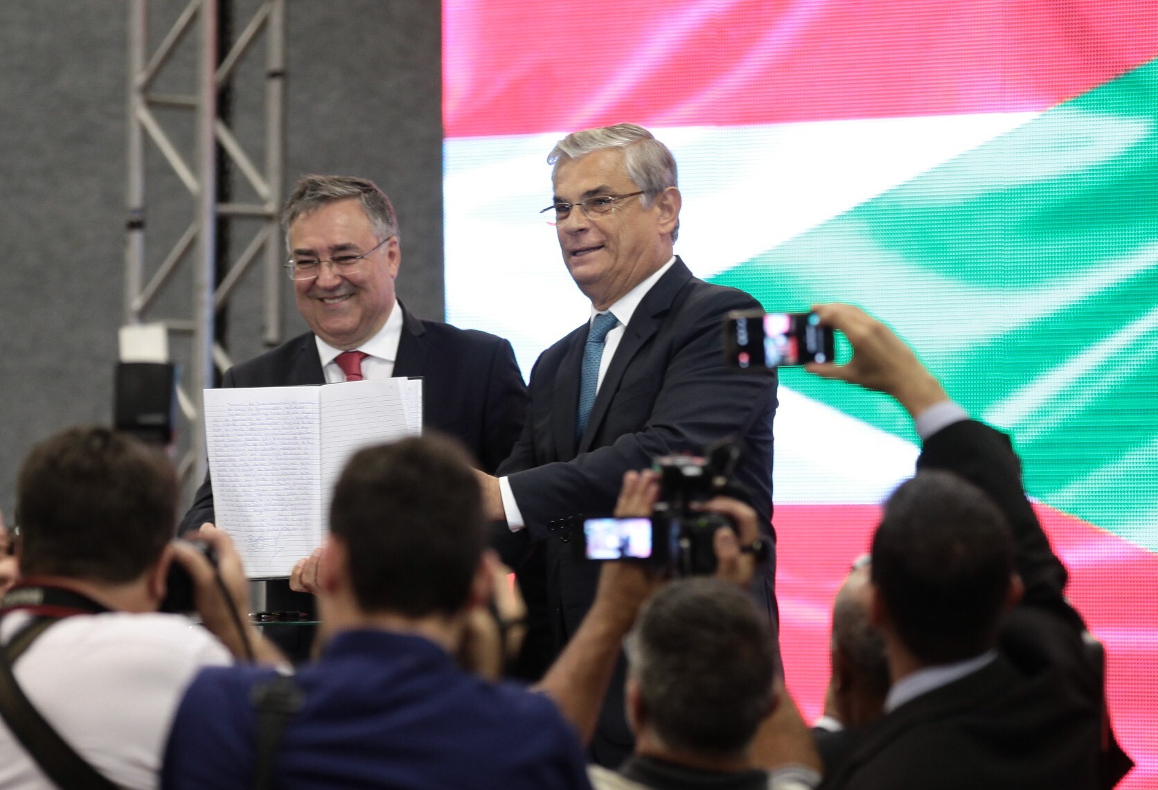 Colombo passa cargo a Moreira, que elege saúde e segurança como prioridades