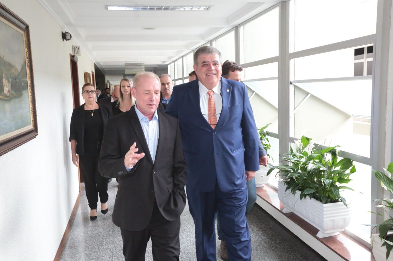 Ministro com o presidente Aldo Schneider Foto: Guto Kuerten