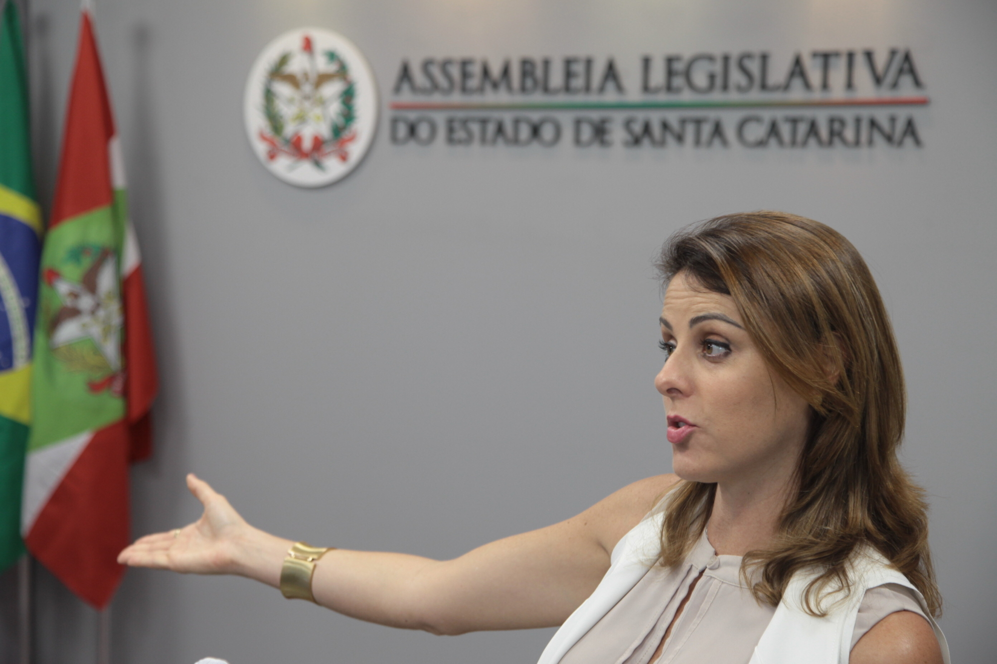 Brasileira busca reeleição como deputada no parlamento italiano
