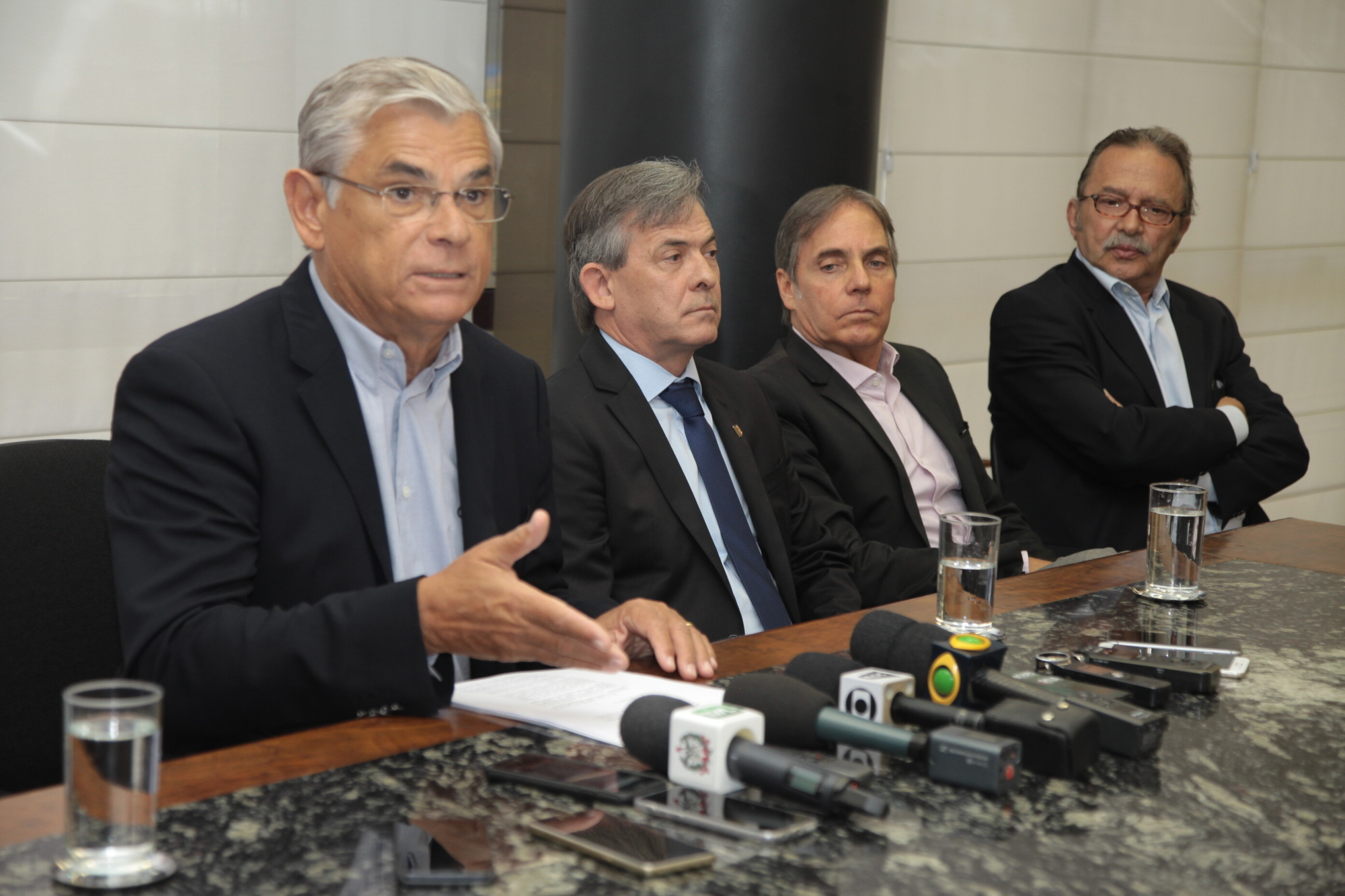 Governador vai desativar secretarias e reforça ações na segurança e saúde