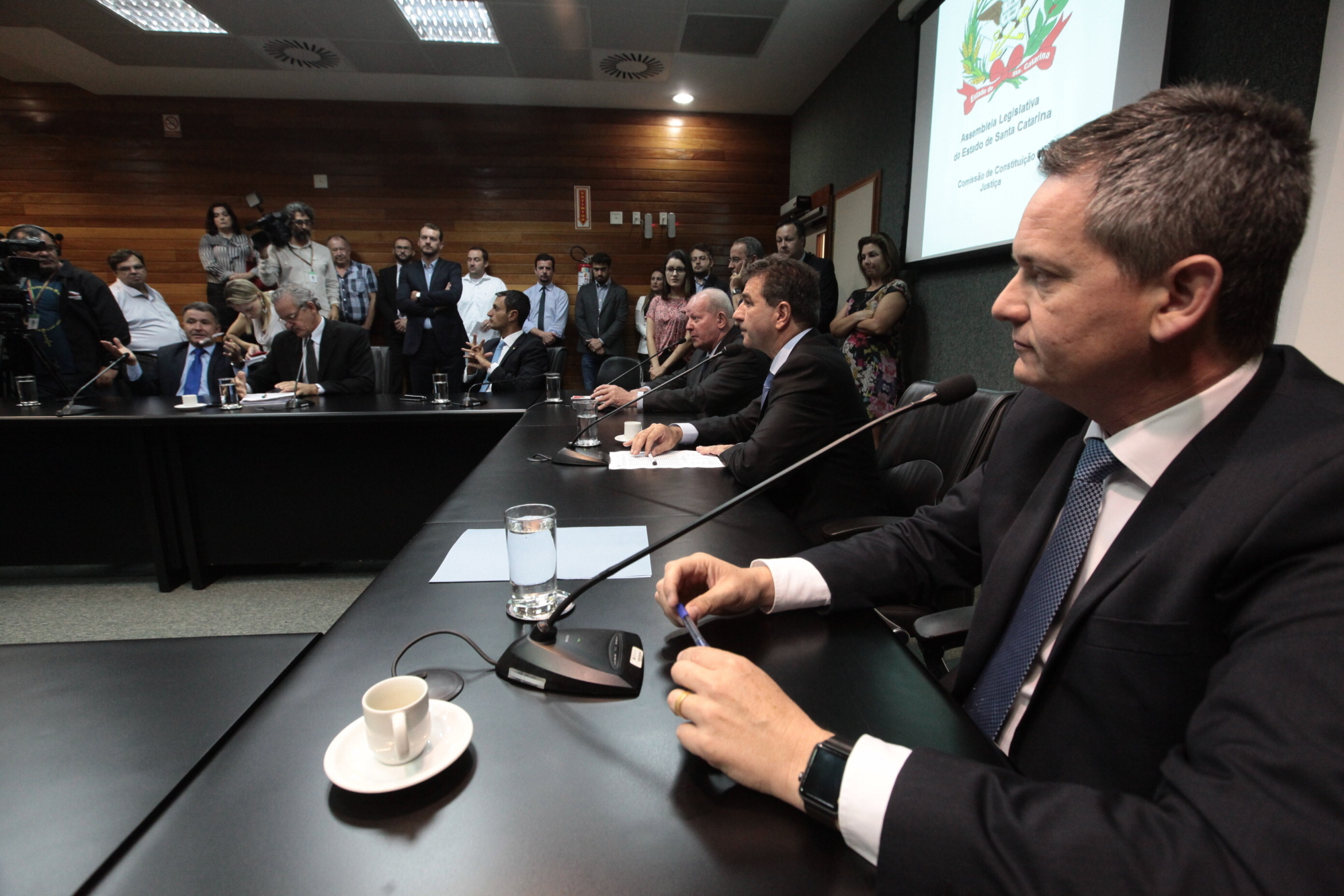 CCJ aprova reajuste do piso salarial estadual; Kuhlmann é reconduzido à presidência