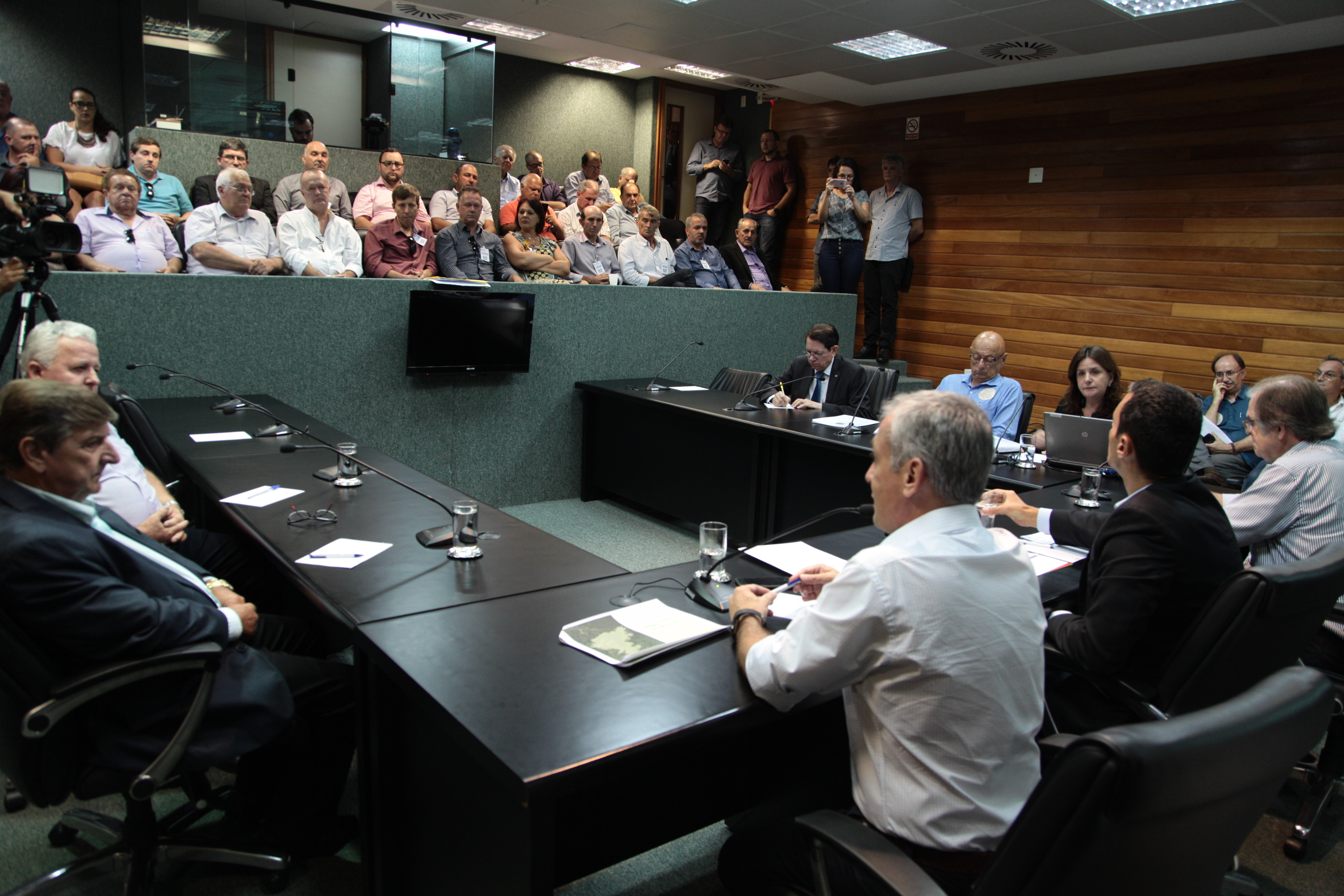 Reunião ampliada de Trabalho da Frente Parlamentar Catarinense em conjunto com a Comissão de Transportes e Desenvolvimento Urbano para tratar do assunto Parque Nacional da Serra Catarinense.