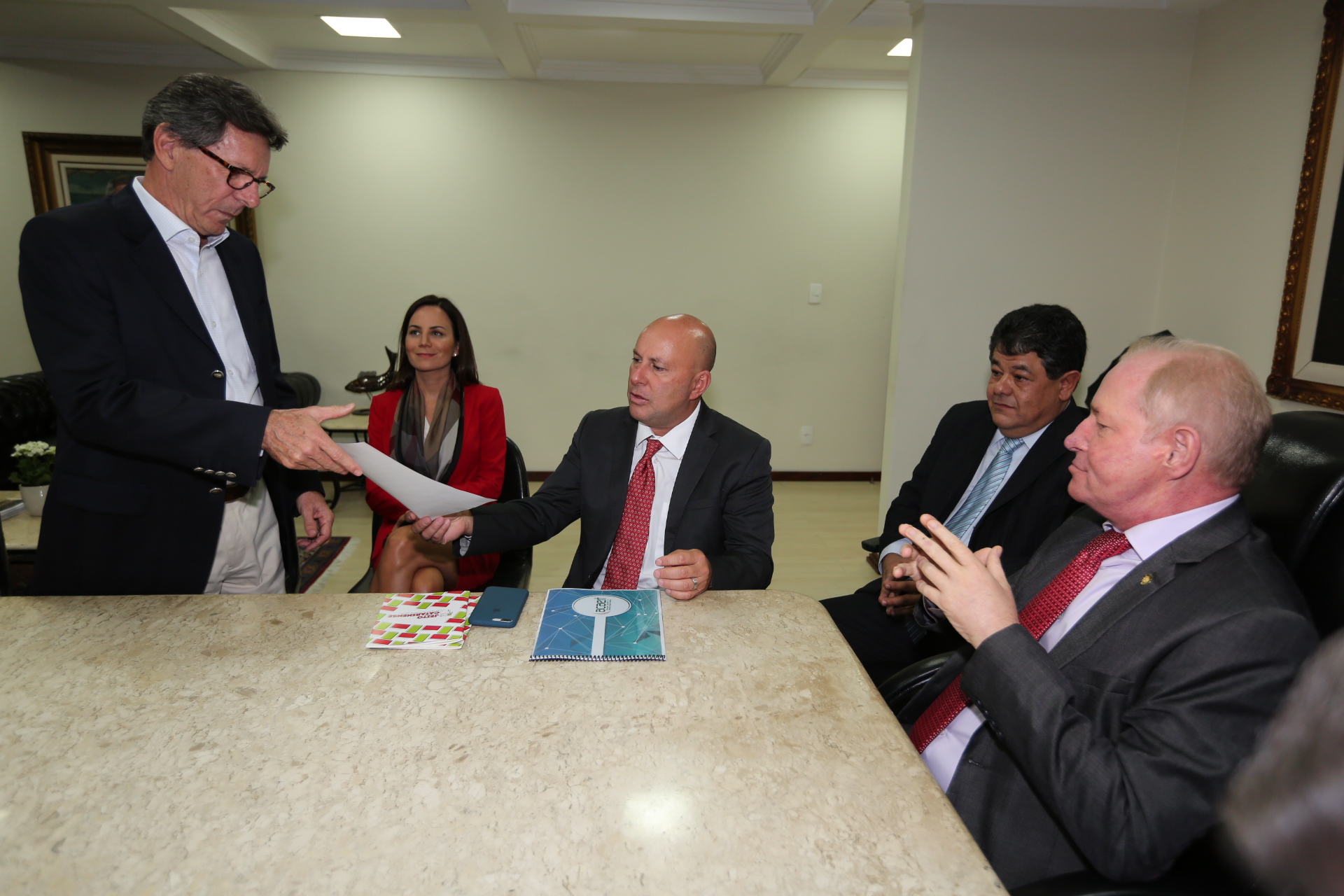 Presidente da Alesc, Aldo Schneider, Reúne-se com Representantes de Veículos da Acaert.