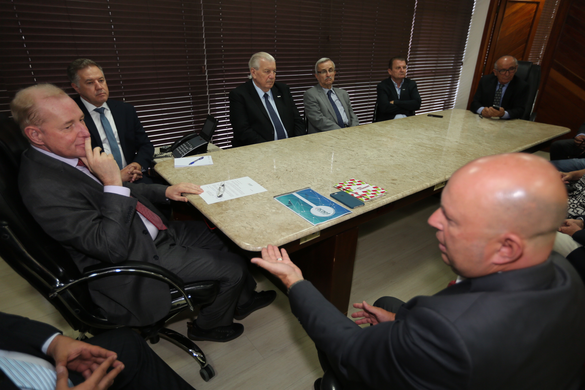 Presidente da Alesc, Aldo Schneider, Reúne-se com Representantes de Veículos da Acaert.