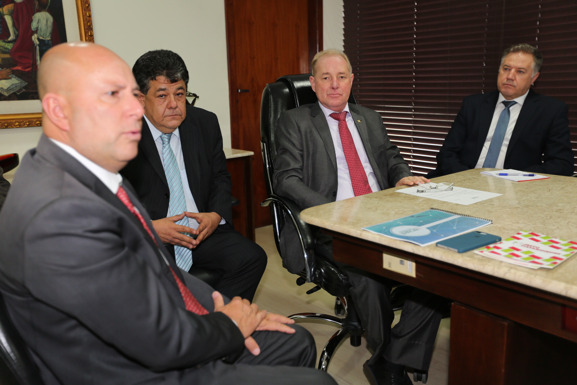 Presidente da Alesc, Aldo Schneider, Reúne-se com Representantes de Veículos da Acaert.