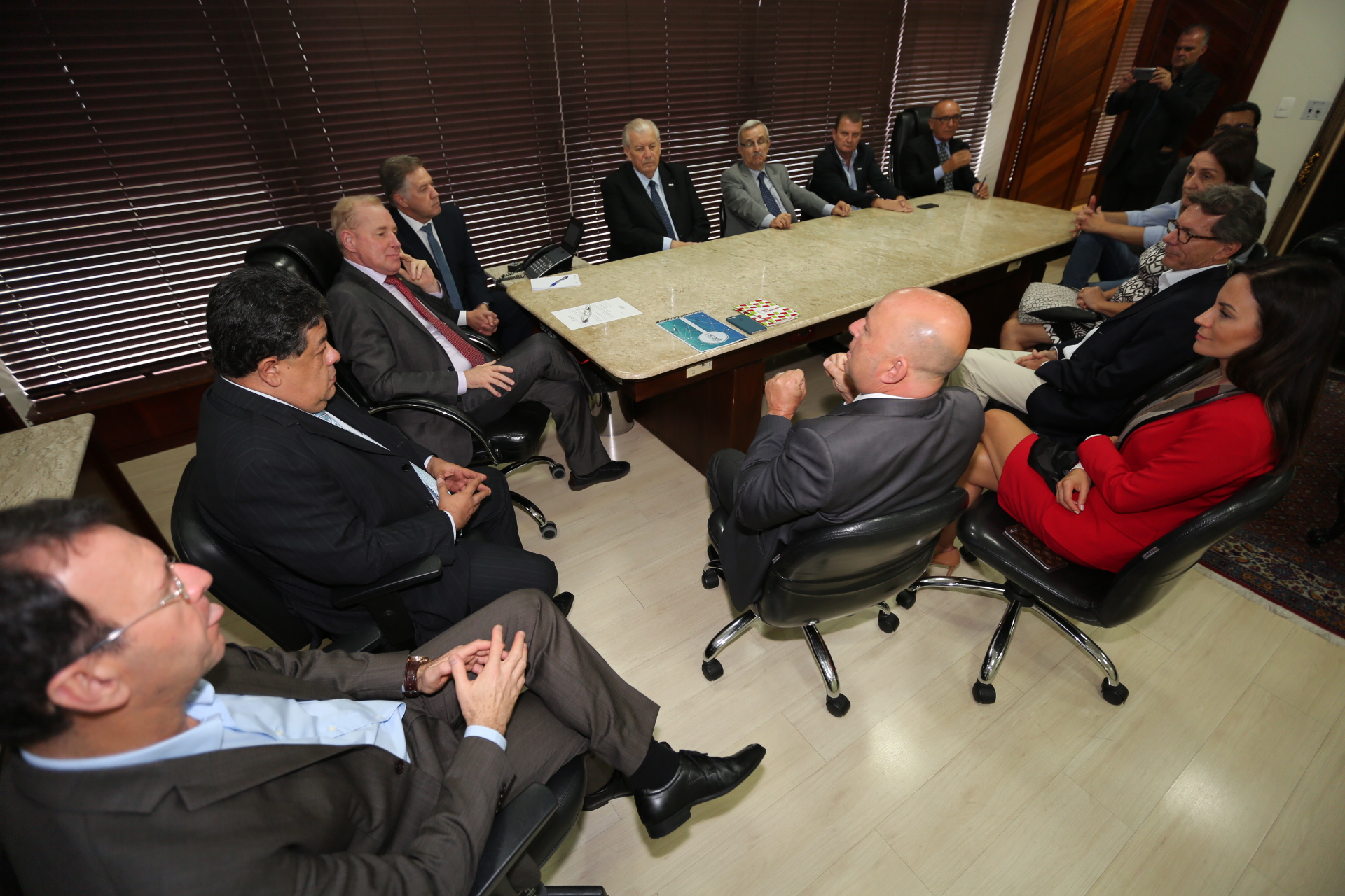 Presidente da Alesc, Aldo Schneider, Reúne-se com Representantes de Veículos da Acaert.