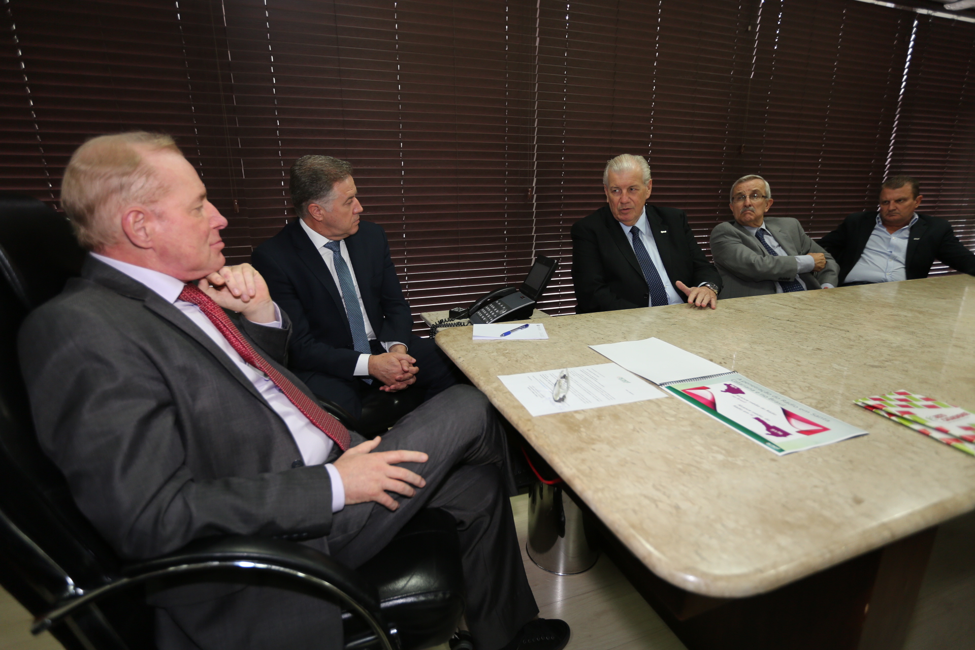 Presidente da Alesc, Aldo Schneider, Reúne-se com Representantes de Veículos da Acaert.