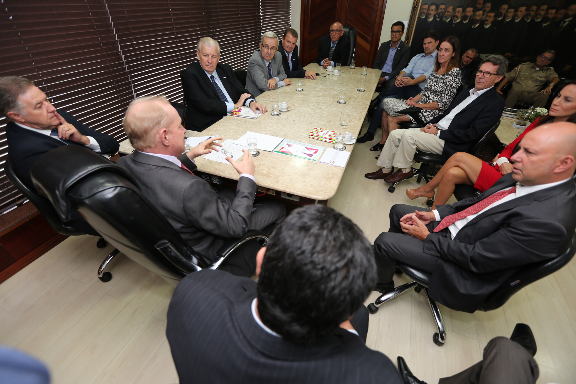 Presidente da Alesc, Aldo Schneider, Reúne-se com Representantes de Veículos da Acaert.