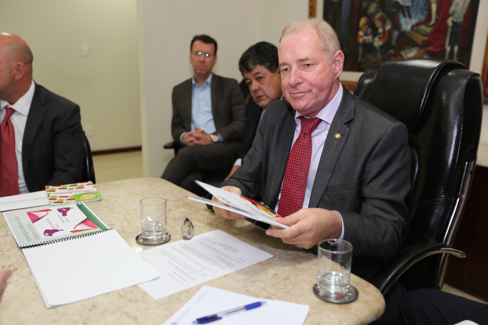 Presidente da Alesc, Aldo Schneider, Reúne-se com Representantes de Veículos da Acaert.