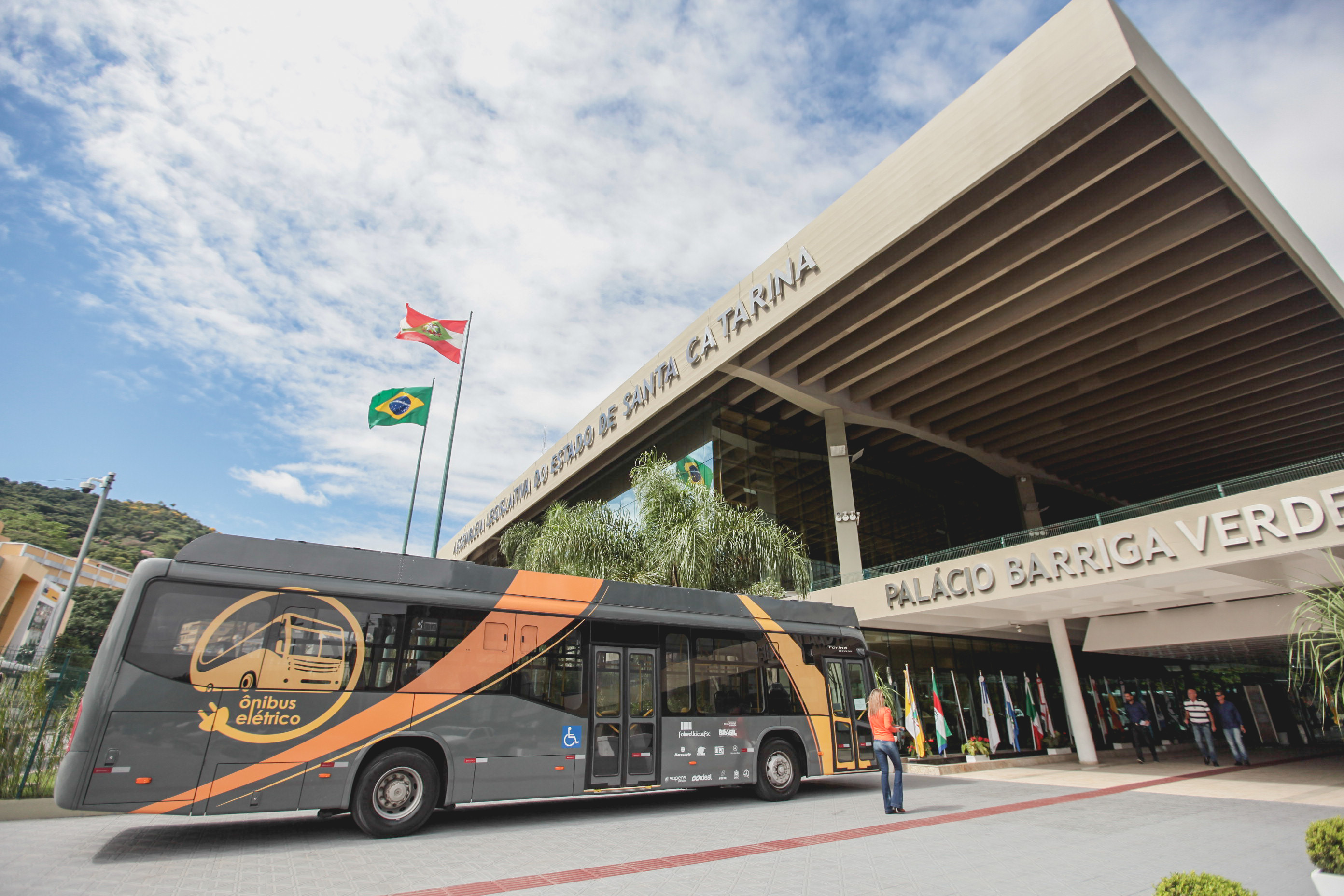 Visita do Ônibus Elétrico Alimentado por Energia Solar da UFSC