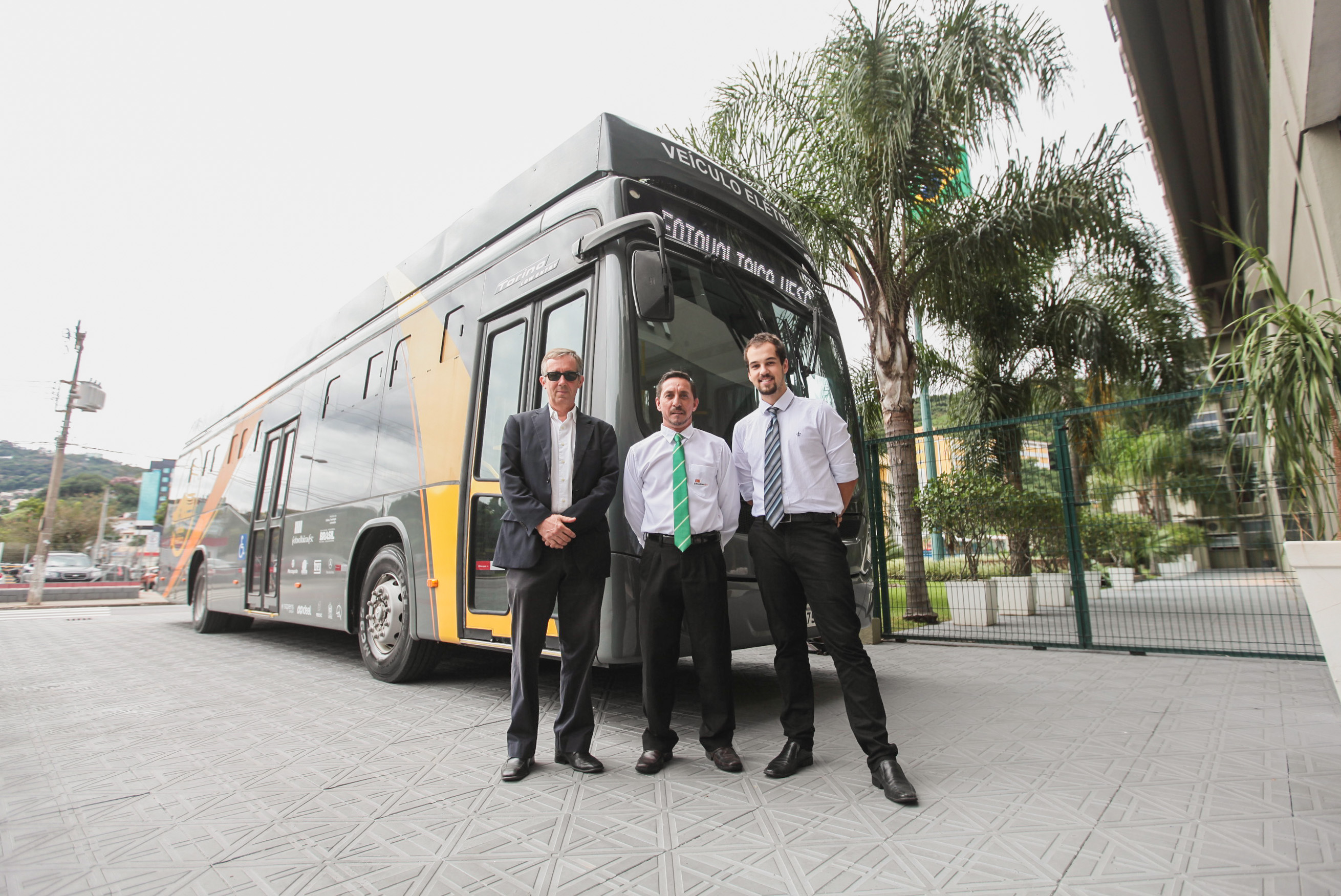 Ônibus Elétrico Alimentado por Energia Solar da UFSC.
