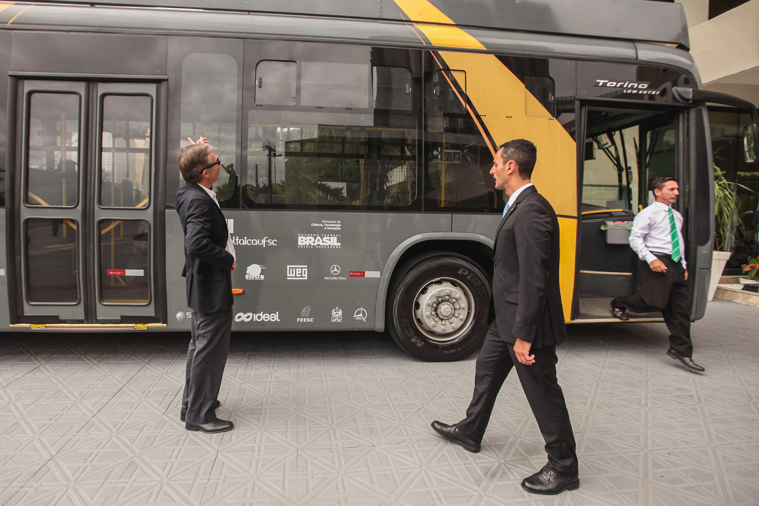 Ônibus Elétrico Alimentado por Energia Solar da UFSC.