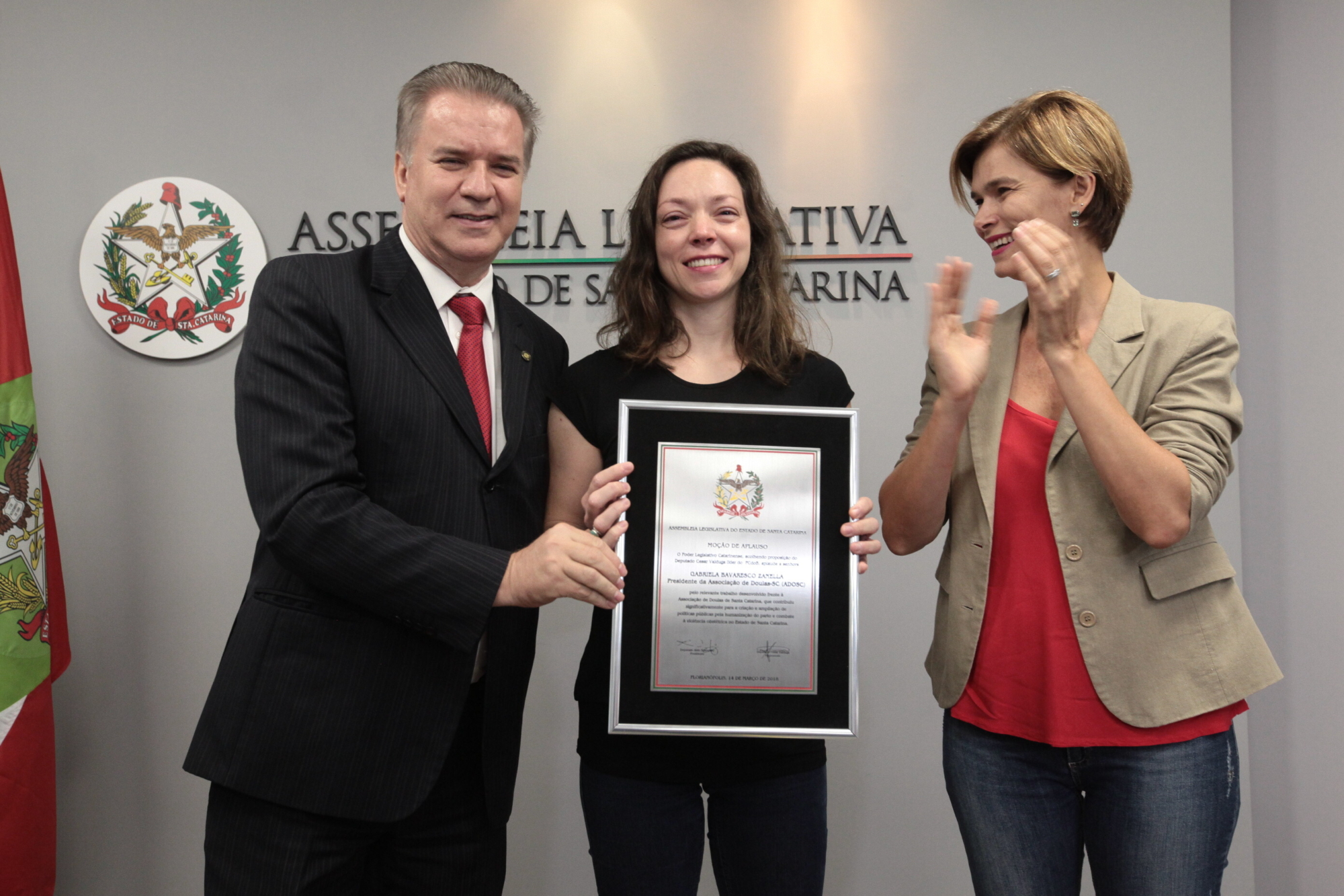 Associação das Doulas recebe homenagem na Alesc