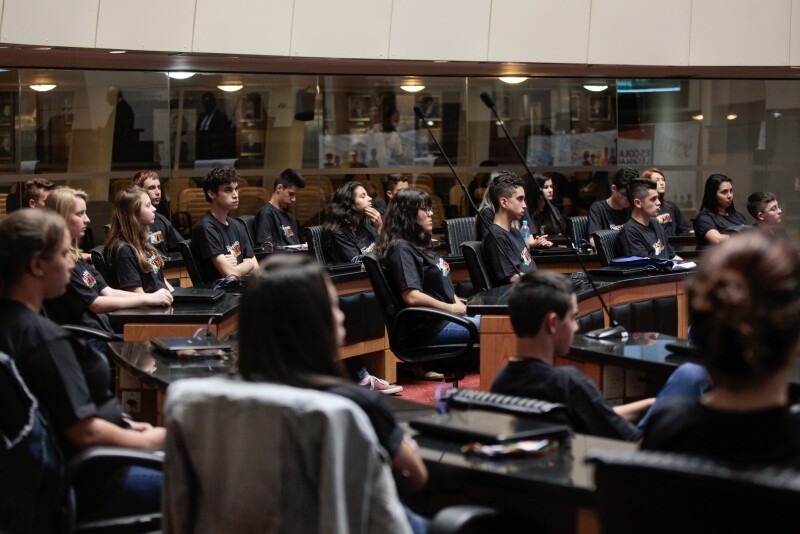 Alunos do Parlamento Jovem incentivam qualificação de professores