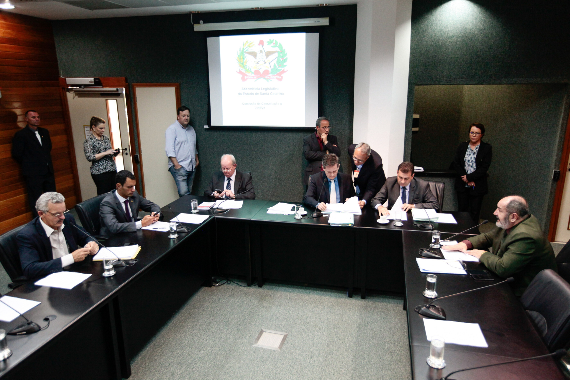 Educação, direitos do consumidor e apoio a vítimas de violência na pauta da CCJ