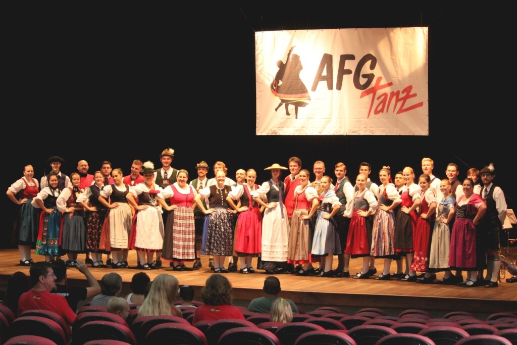 Ana Paula homenageia 19 grupos folclóricos do Médio Vale do Itajaí