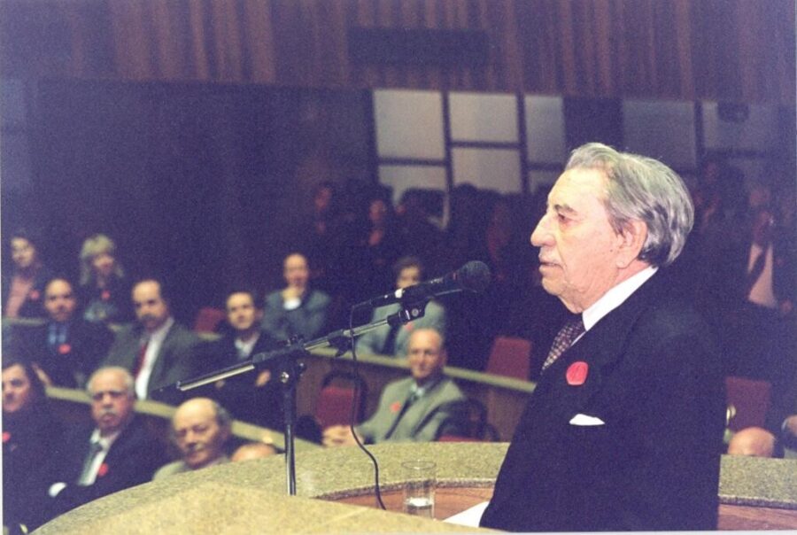 Ivo Silveira, durante sessão especial realizada na Alesc em comemoração aos seus 80 anos, em 1998. FOTO: Arquivo/Alesc