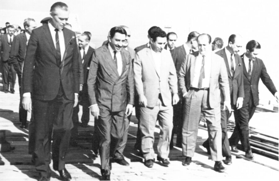 Já como governador (o segundo da esquerda para a direita), Ivo Silveira vistoria o início das obras do Palácio Barriga Verde