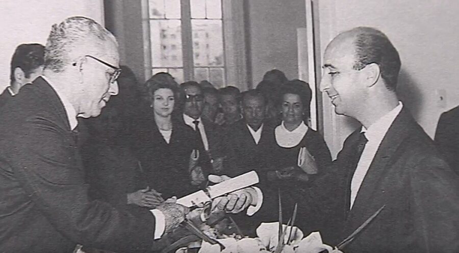 O vice-governador Francisco Dall’Igna, durante sua diplomação pela Justiça Eleitoral, em 1965; em julho do ano seguinte, ele seria cassado por determinação do Regime Militar