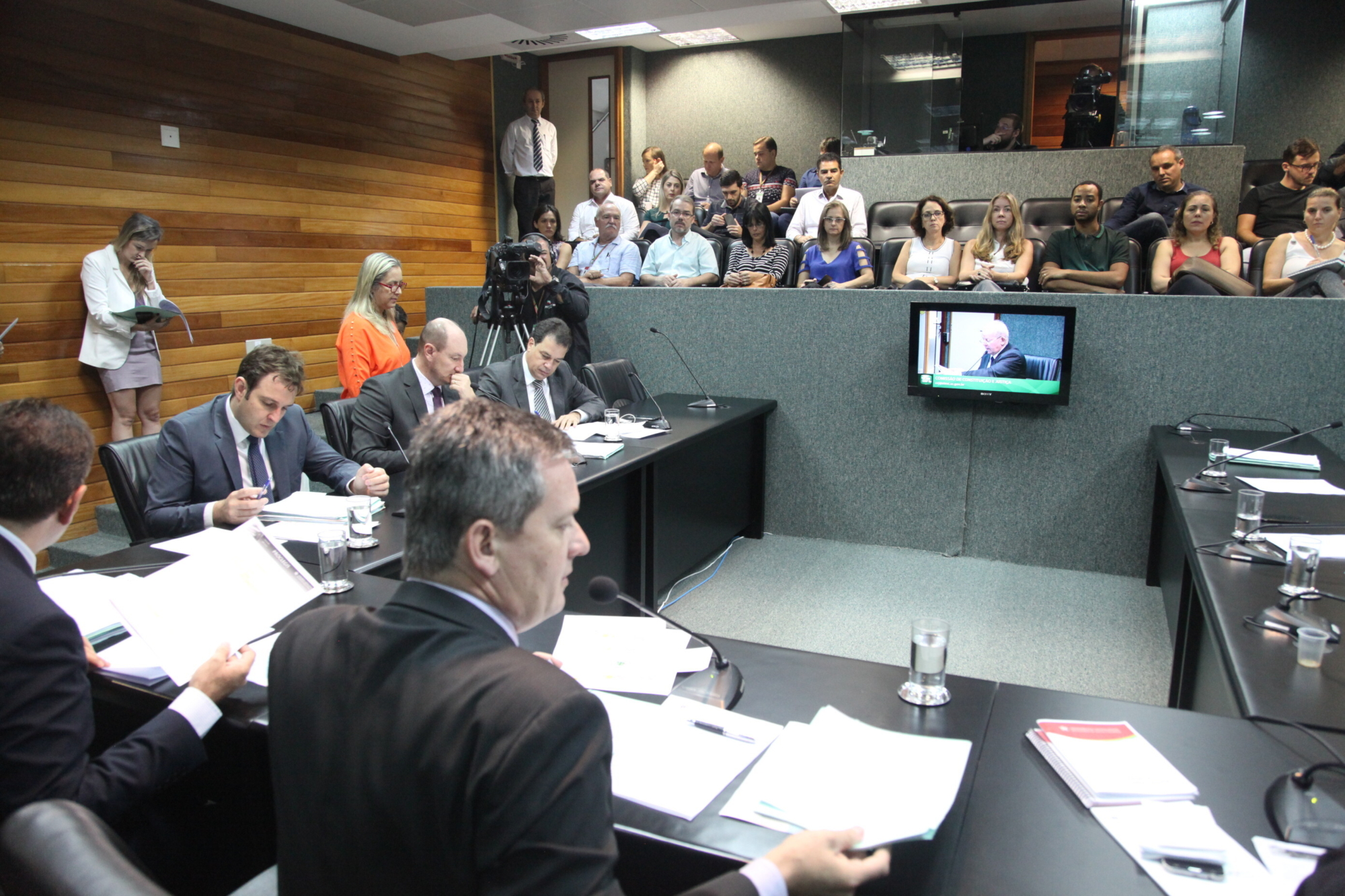 CCJ analisa projetos que alteram regras tributárias