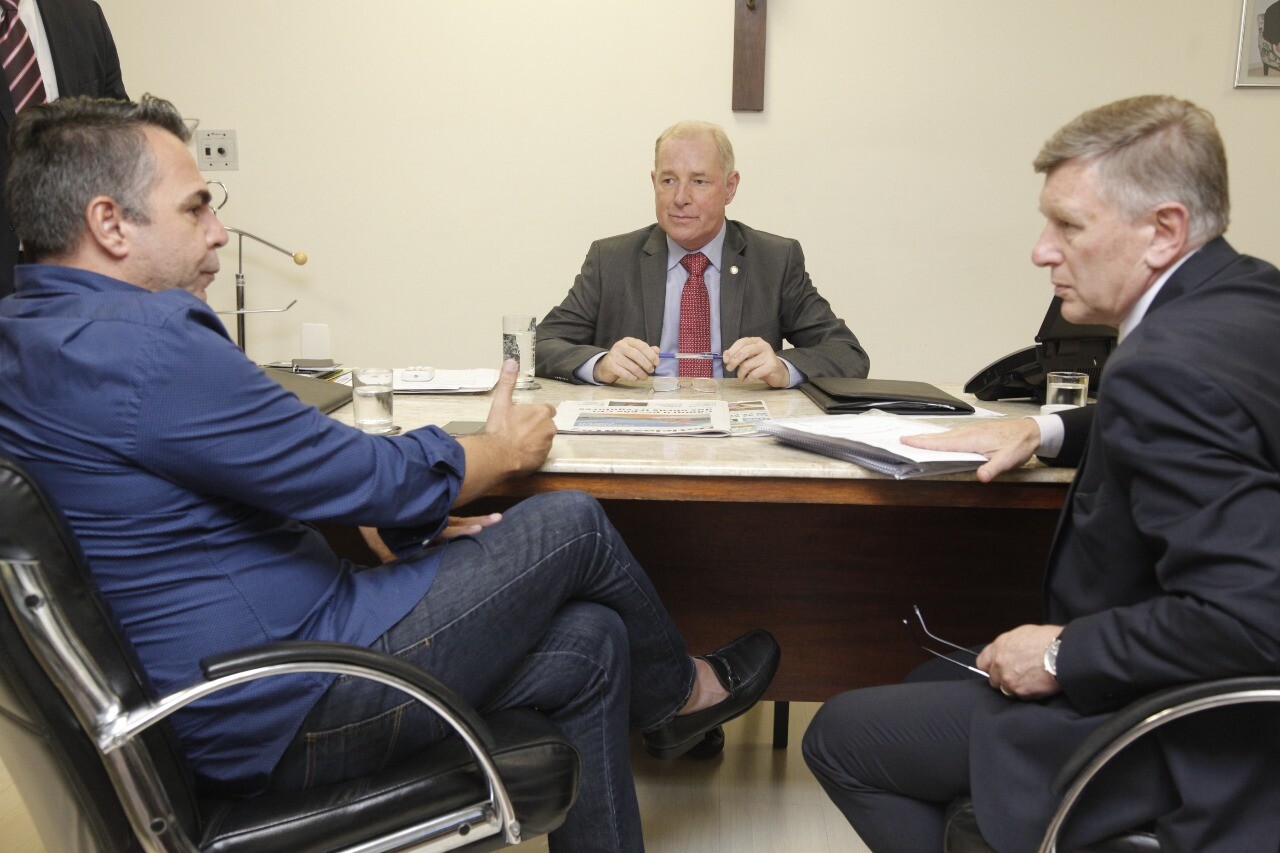 Presidente Aldo Schneider (MDB), deputado  Milton Hobus (PSD) e o secretário de Estado da Infraestrutura, Luis Fernando Vampiro