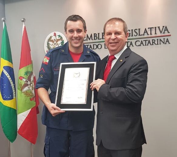 Eskudlark homenageia bombeiro militar de Balneário Camboriú