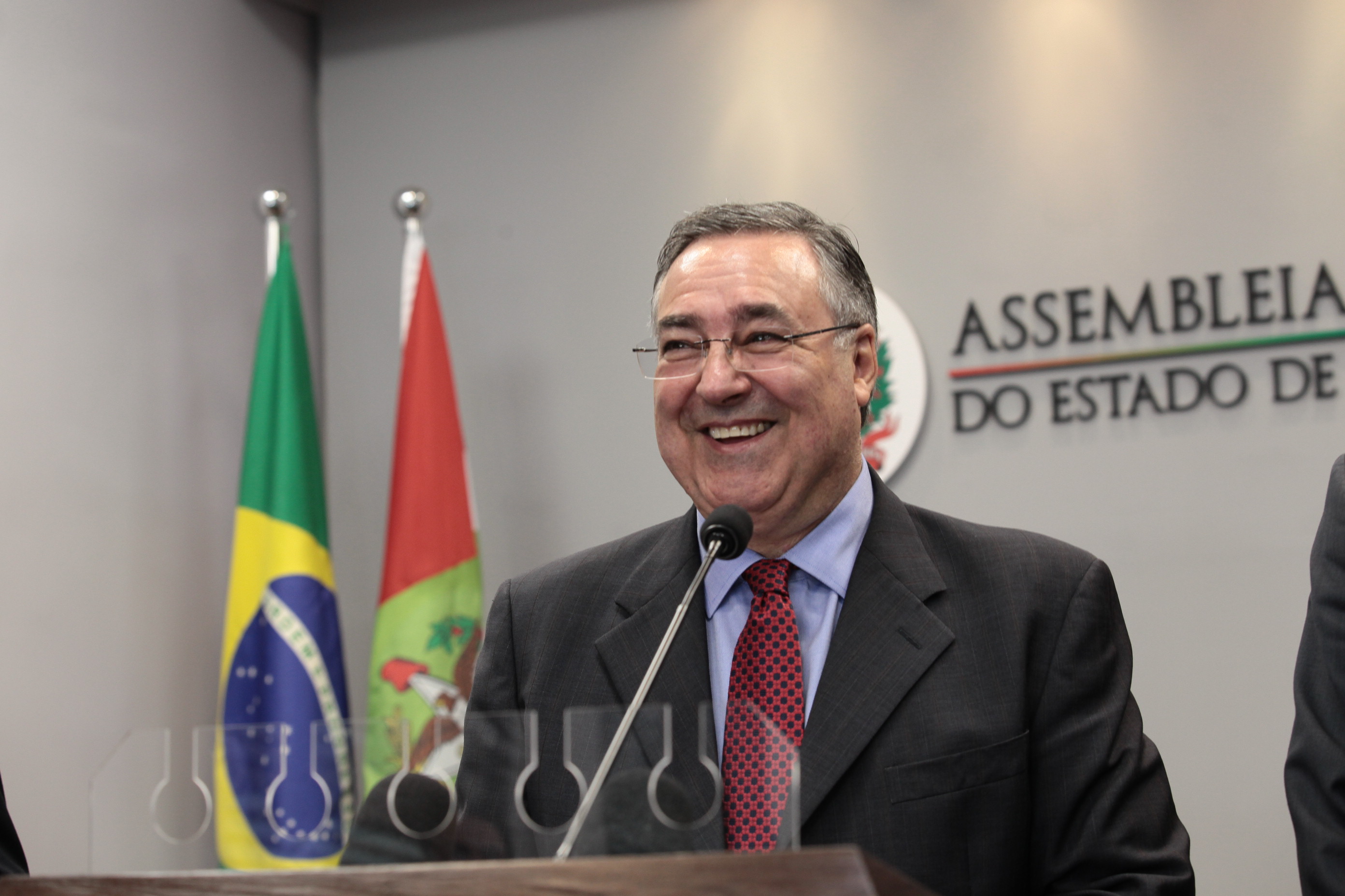 Após Carta de Renúncia, Colombo Responde Jornalistas na Sala de Imprensa da Alesc.