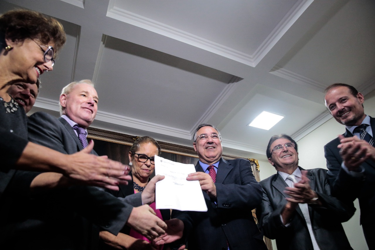 Presidente Aldo Schneider Recebe Carta Renúncia de Colombo