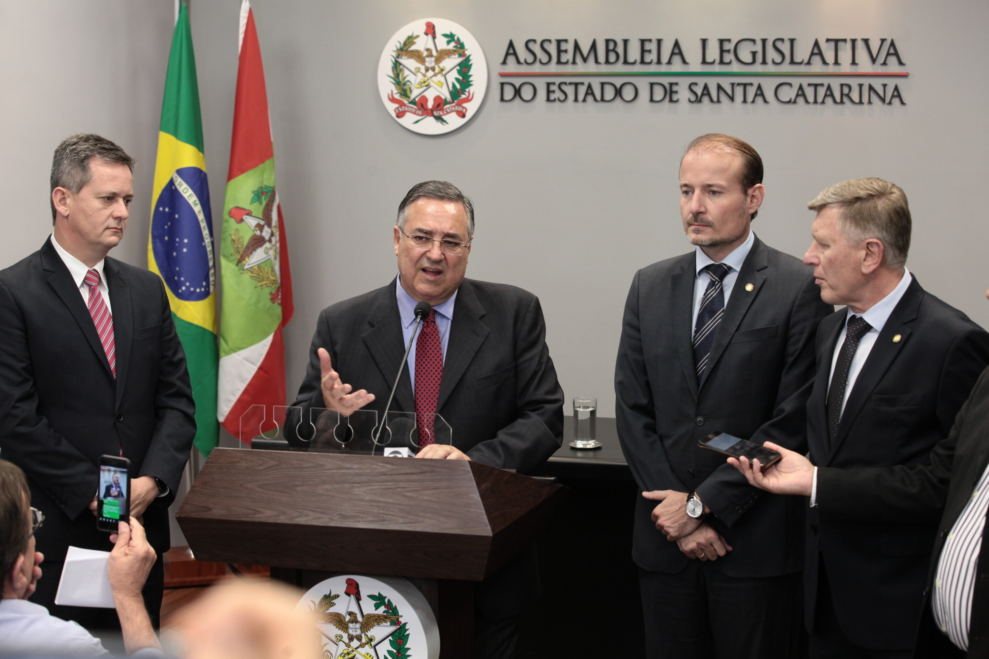 Acompanhado de deputados do PSD, Colombo concedeu entrevista após a renúncia.
