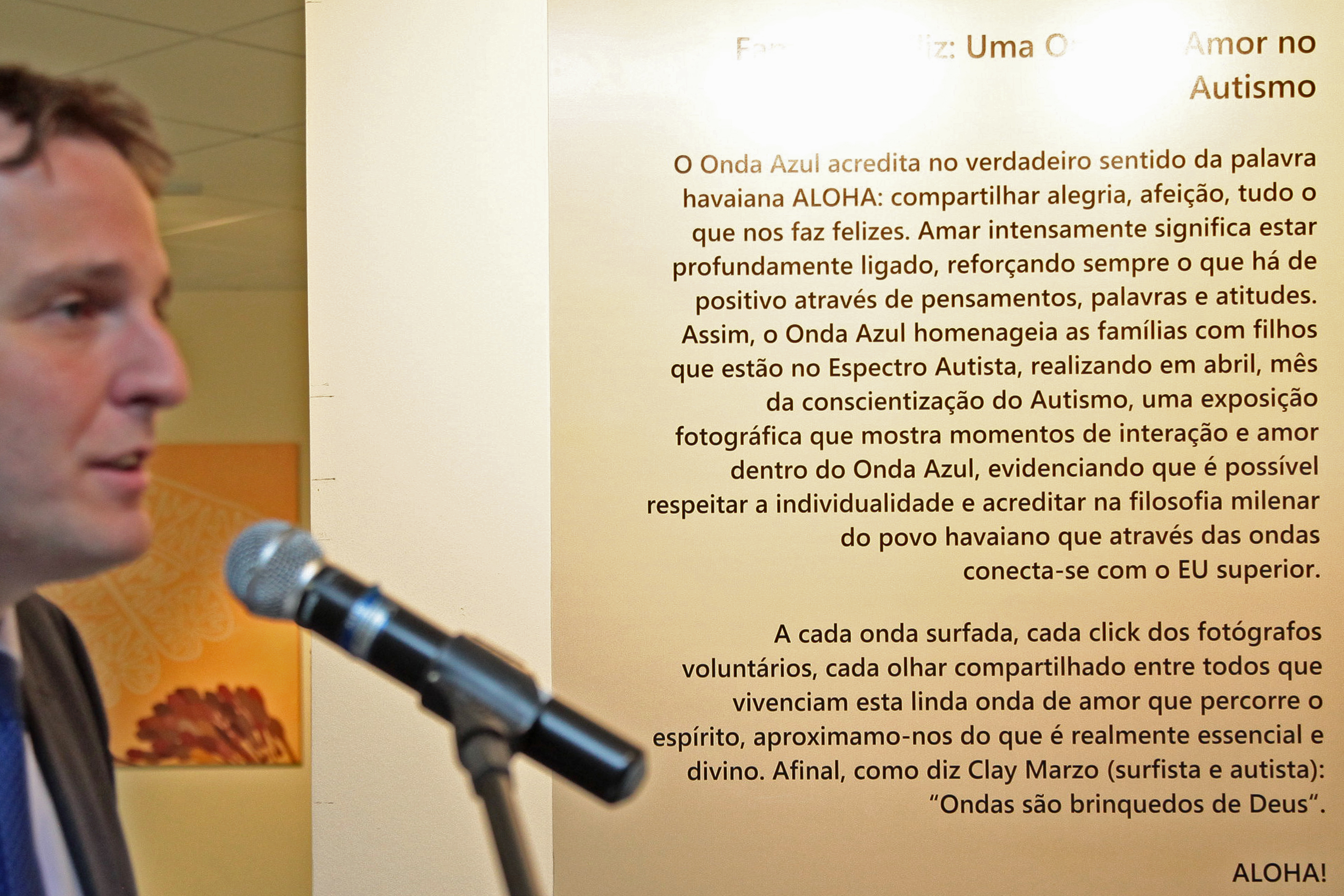 Exposição Família Mais Feliz - Uma onda de amor no autismo´.