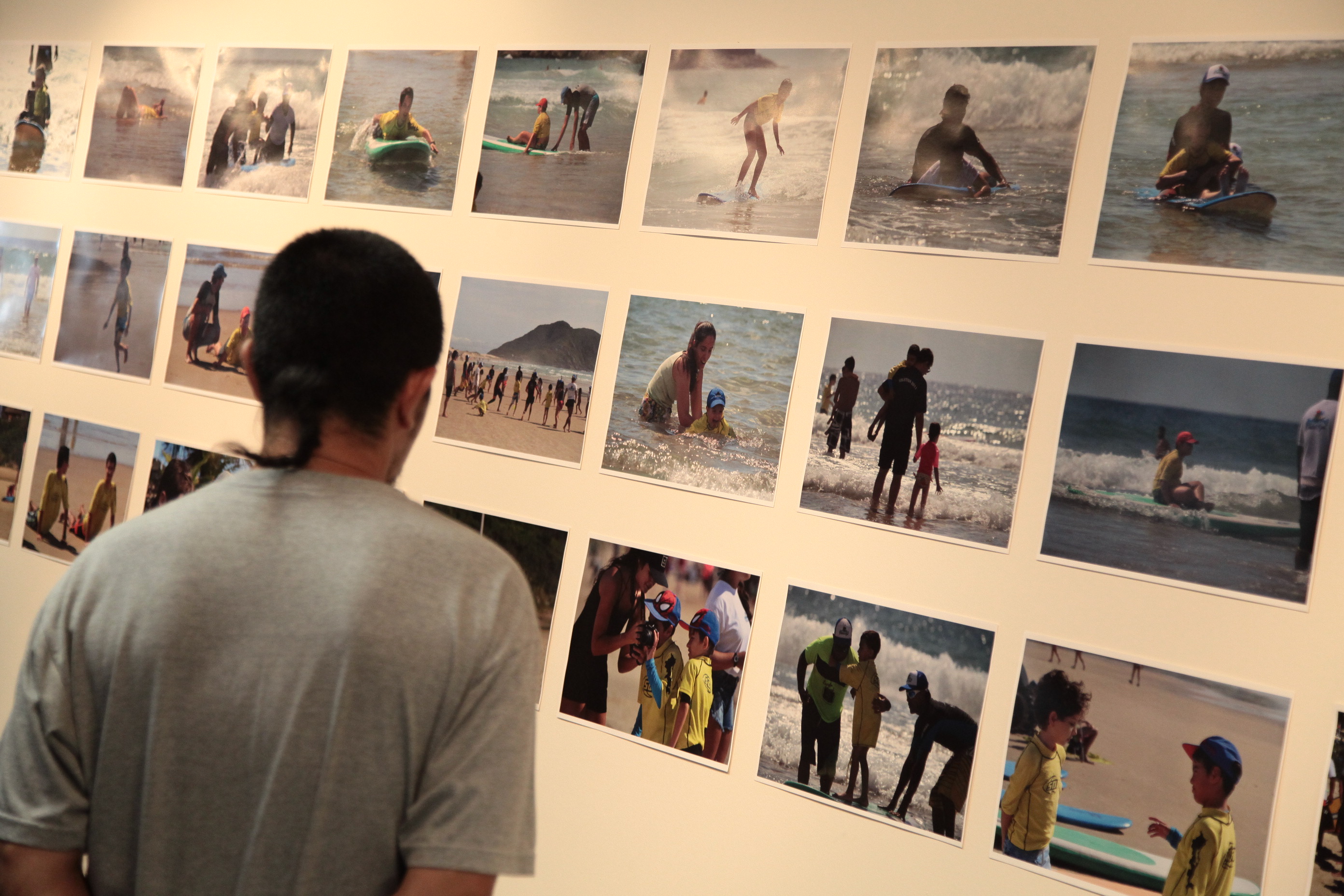 Exposição Família Mais Feliz - Uma onda de amor no autismo´.