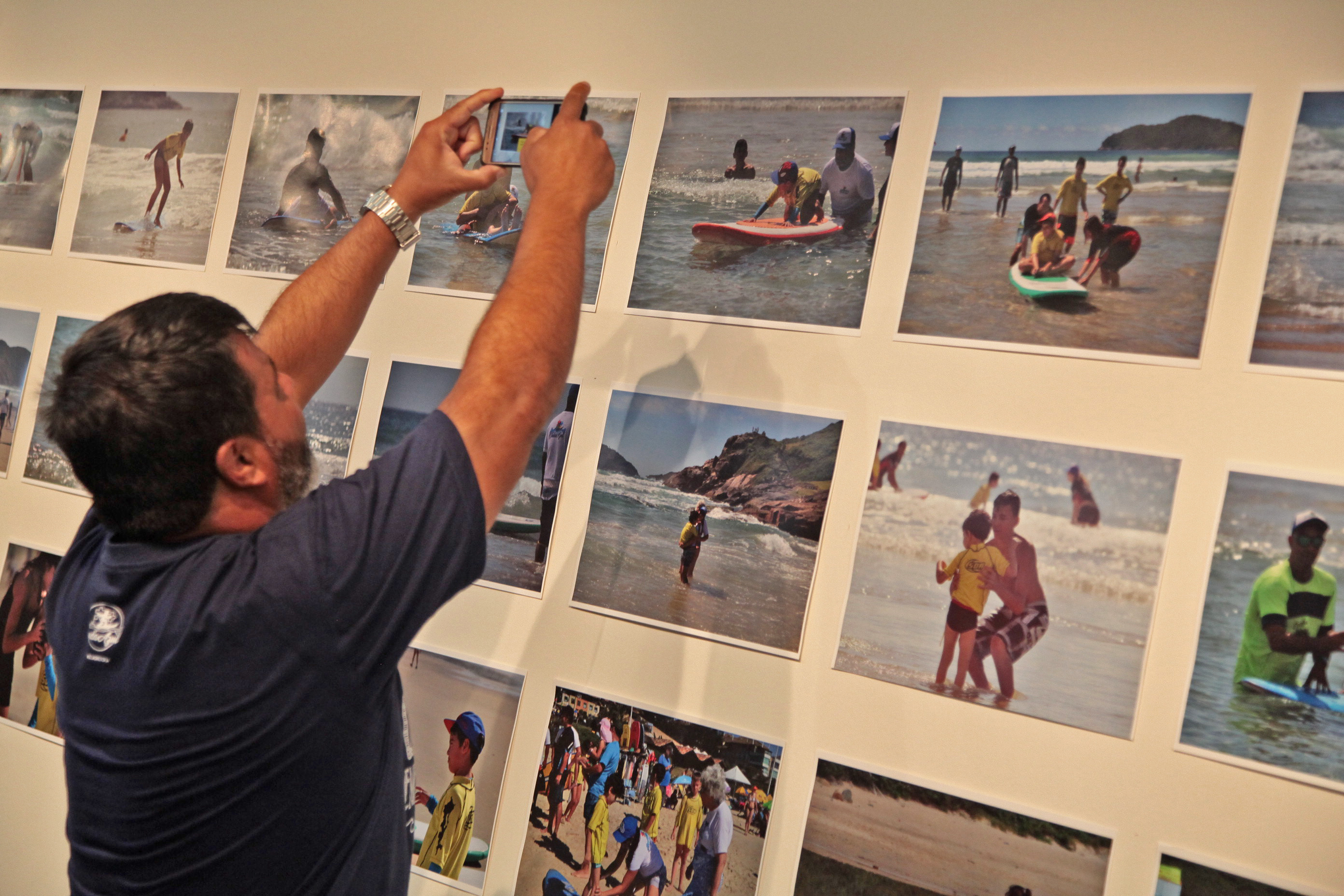 Exposição Família Mais Feliz - Uma onda de amor no autismo´.