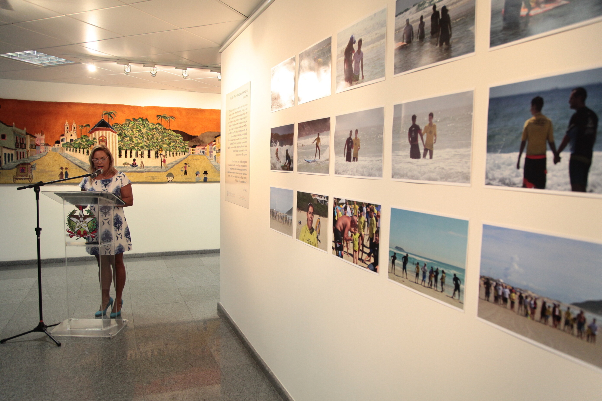 Exposição fotográfica retrata o surfe como terapia para crianças e adultos autistas
