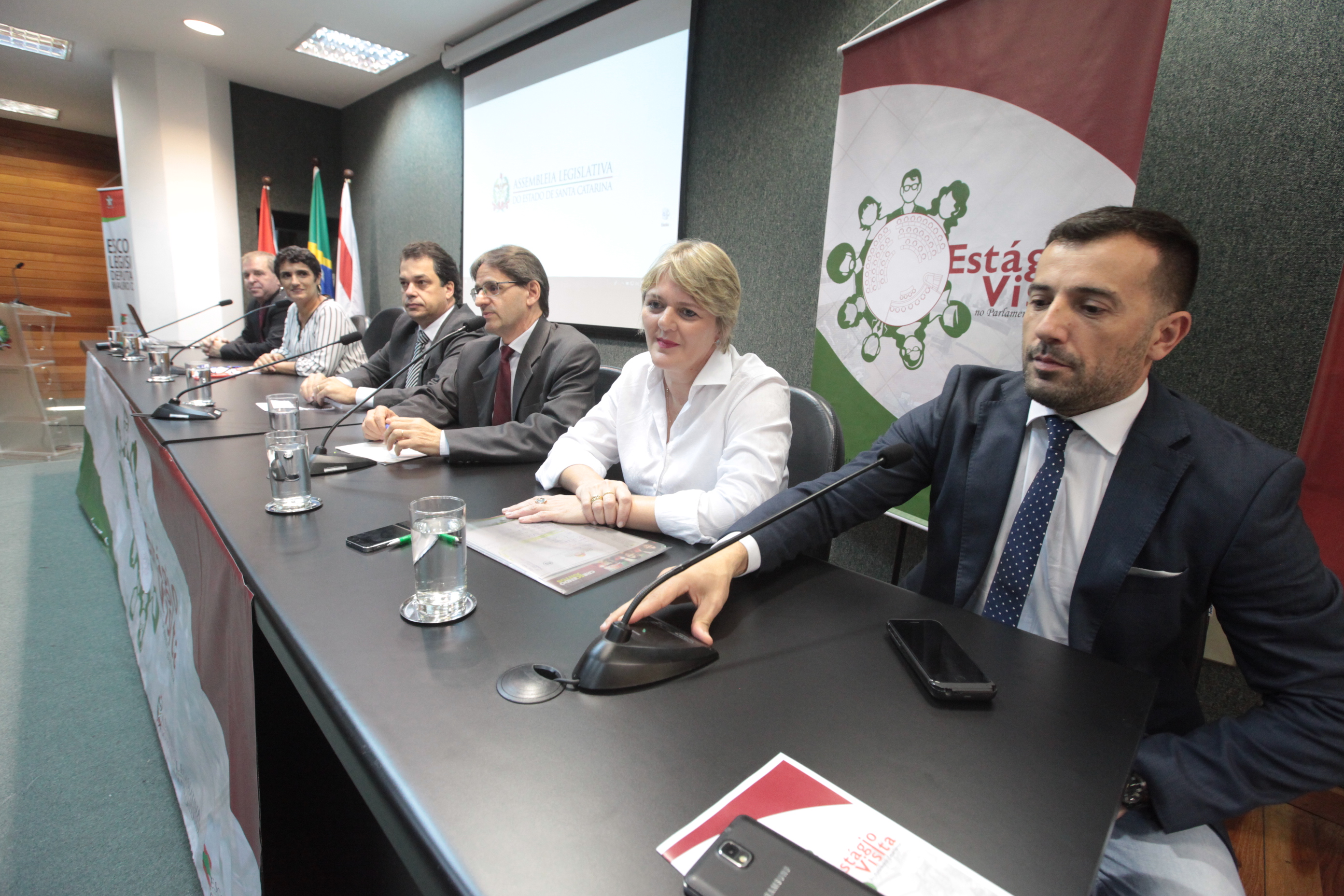 Mesa Redonda com Deputados e Palestra
