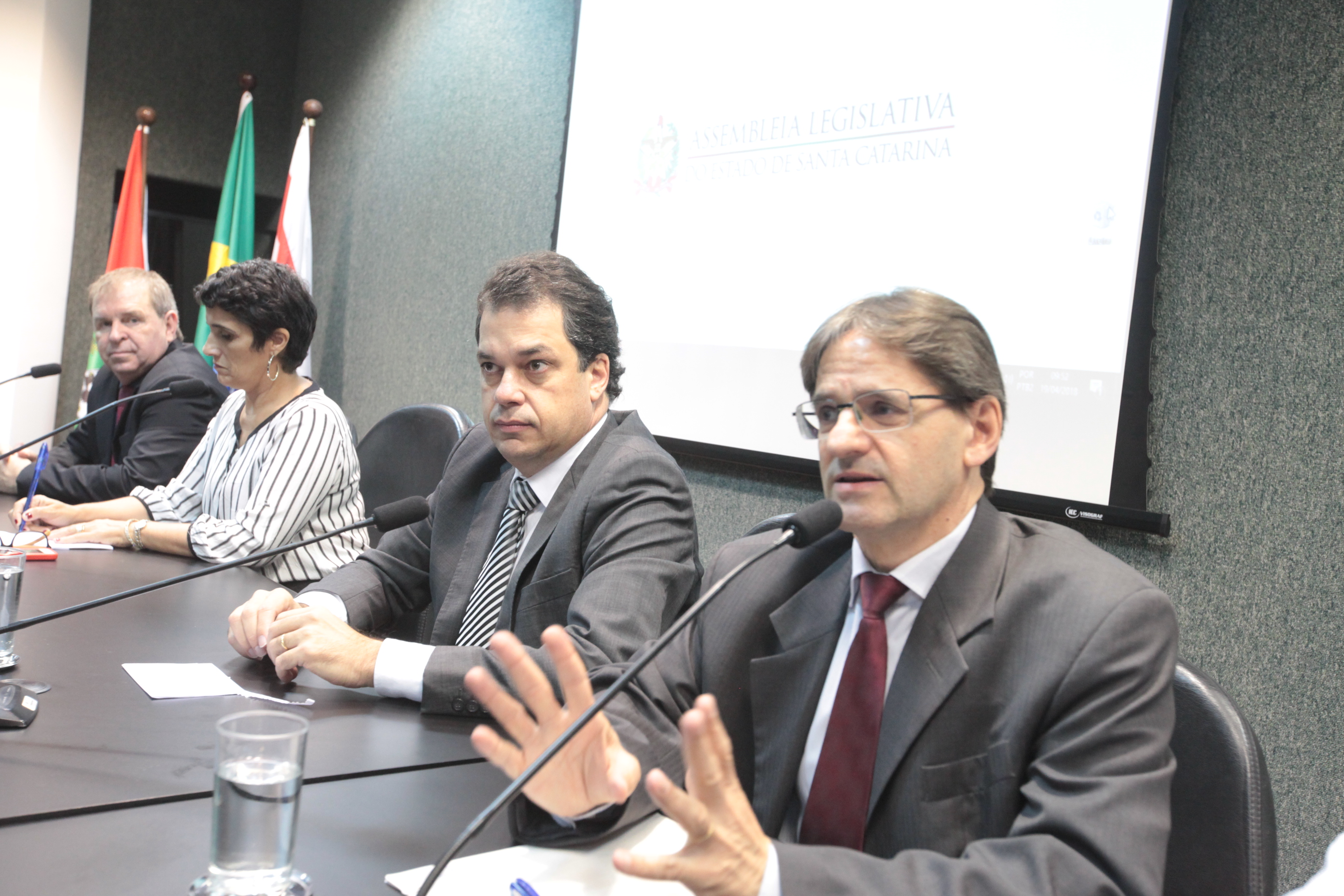 Mesa Redonda com Deputados e Palestra