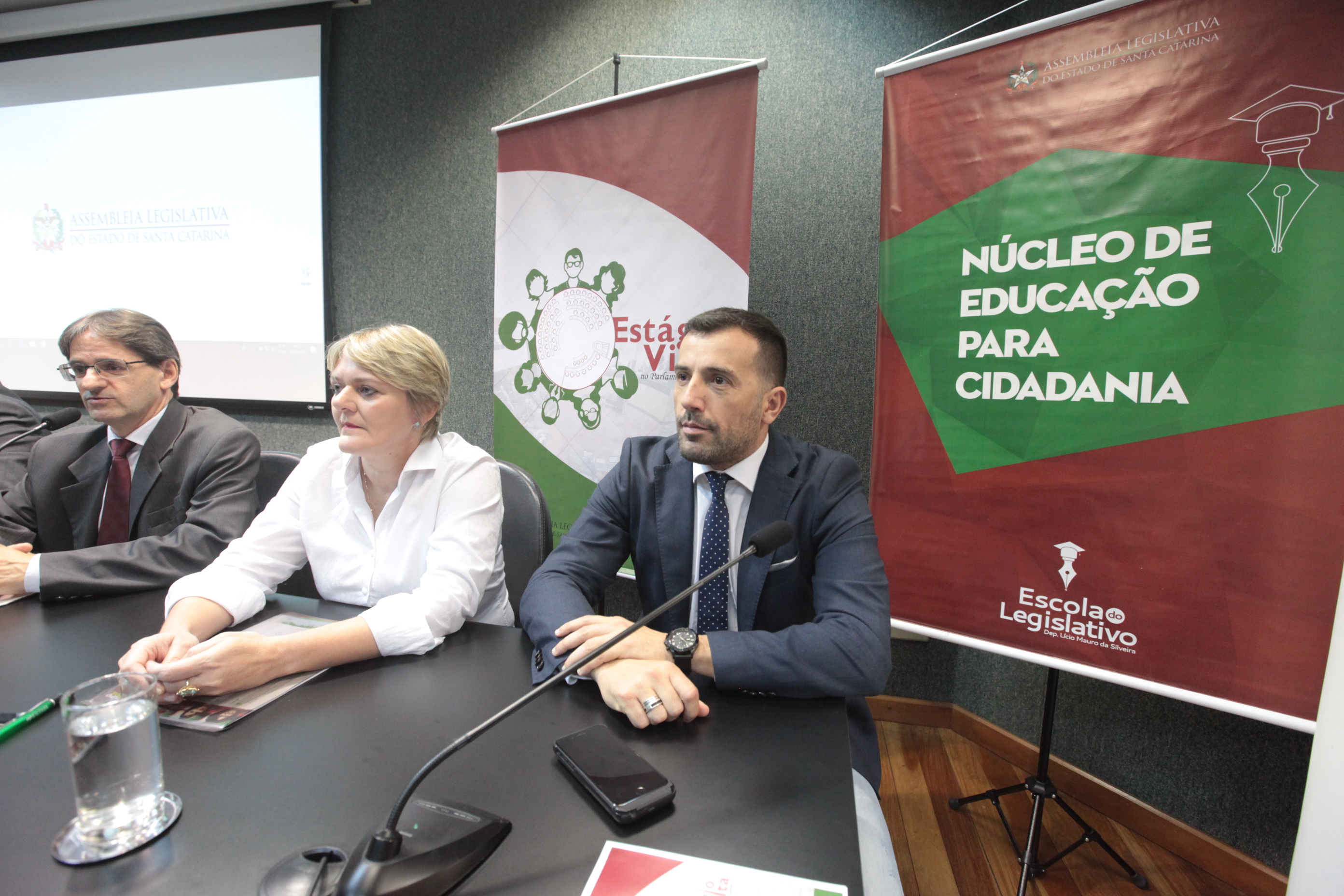 Mesa Redonda com Deputados e Palestra