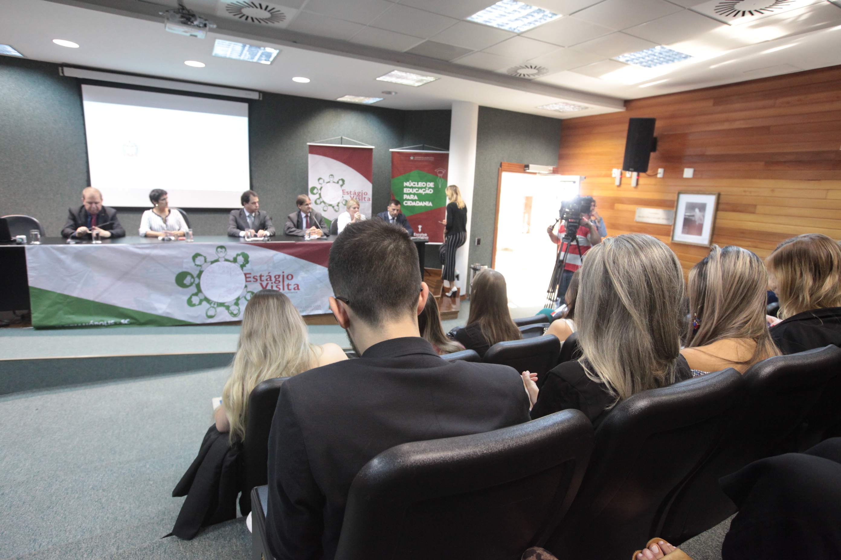 Mesa Redonda com Deputados e Palestra