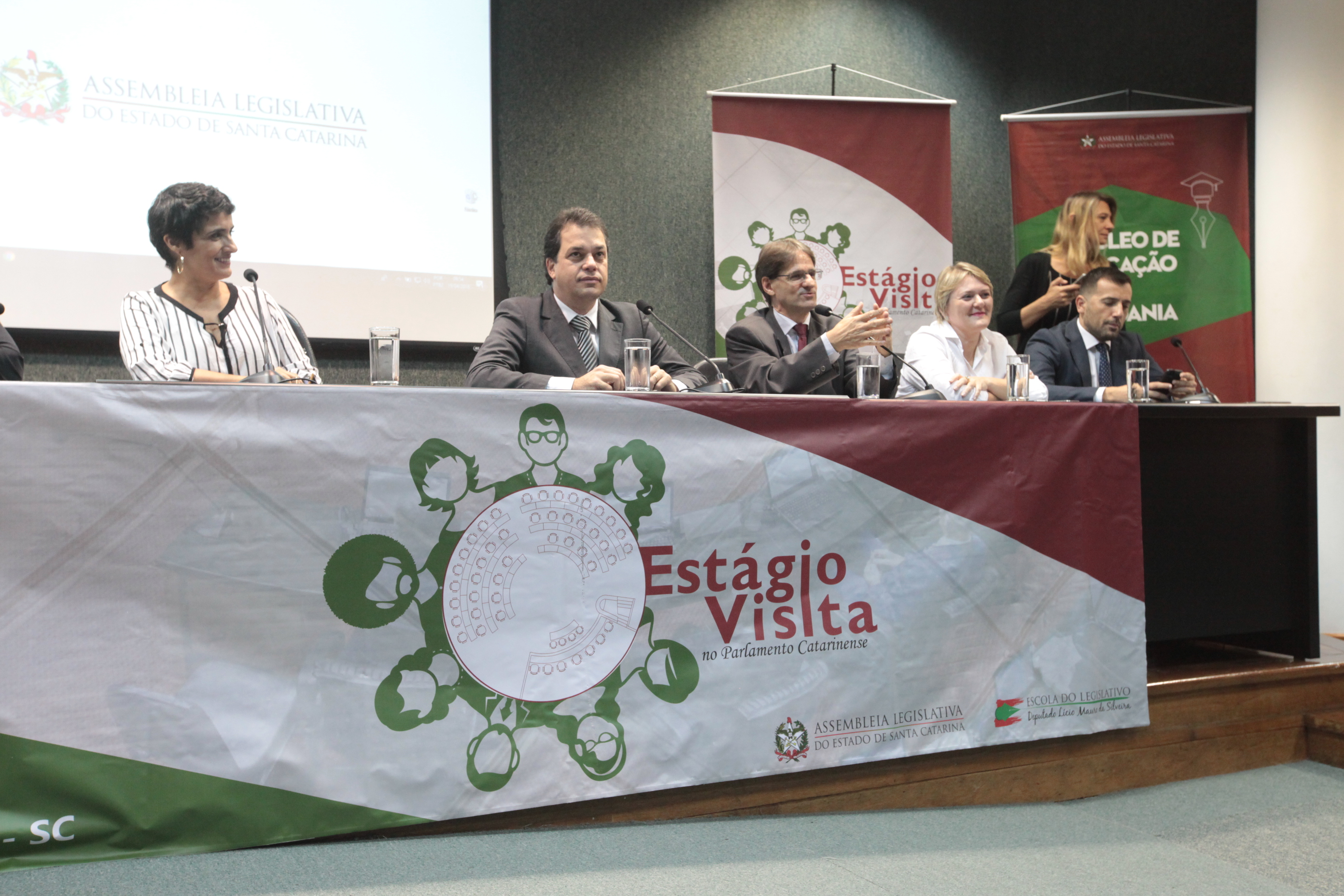 Mesa Redonda com Deputados e Palestra